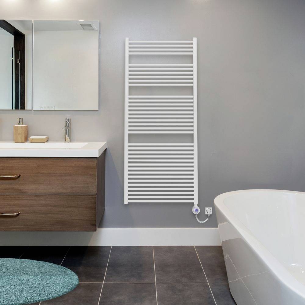 Modernes Badezimmer mit Waschbecken auf Holzmöbel, Spiegel, Heizkörper und Badewanne. Minimalistisches Design mit grauen Wänden.