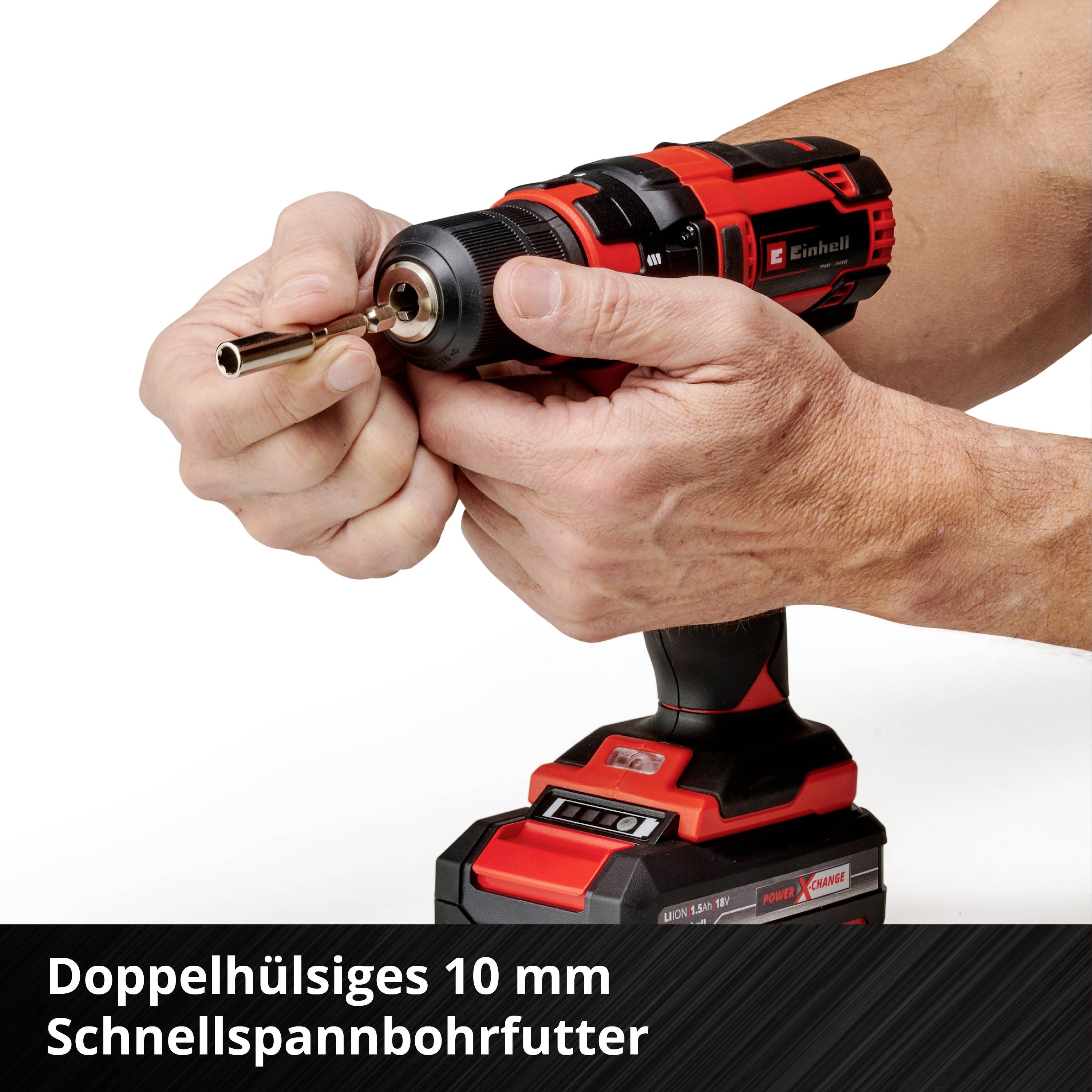 Eine Hand hält einen Akku-Bohrer, der mit einem doppelhülsigen Schnellspann-Bohrfutter ausgestattet ist, breite Aufnahme.