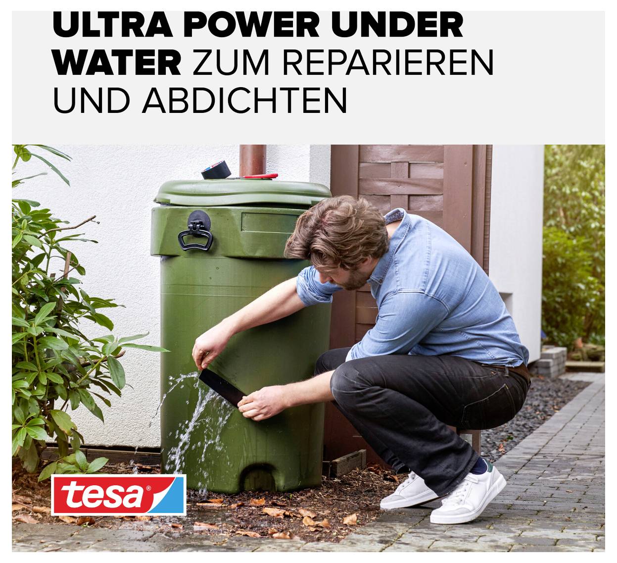Ein Mann repariert mit einem schwarzen Klebeband ein Loch in einer grünen Mülltonne. Text oben: 'Ultra Power Under Water zum Reparieren und Abdichten'.