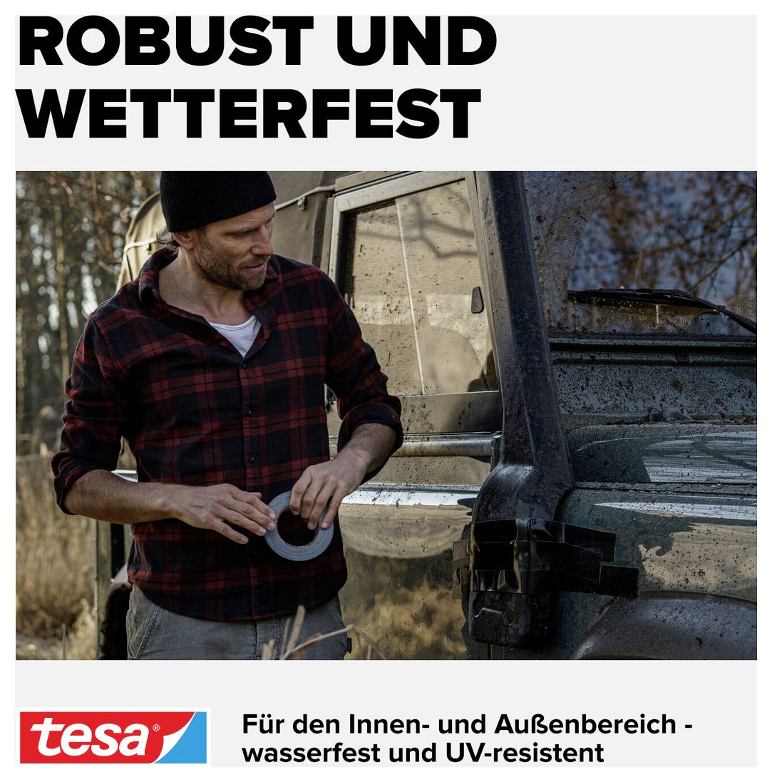 Mann repariert mit Klebeband ein Geländewagen im Wald; Text: 'Robust und wetterfest', 'Für Innen- und Außenbereich - wasserfest und UV-resistent'.