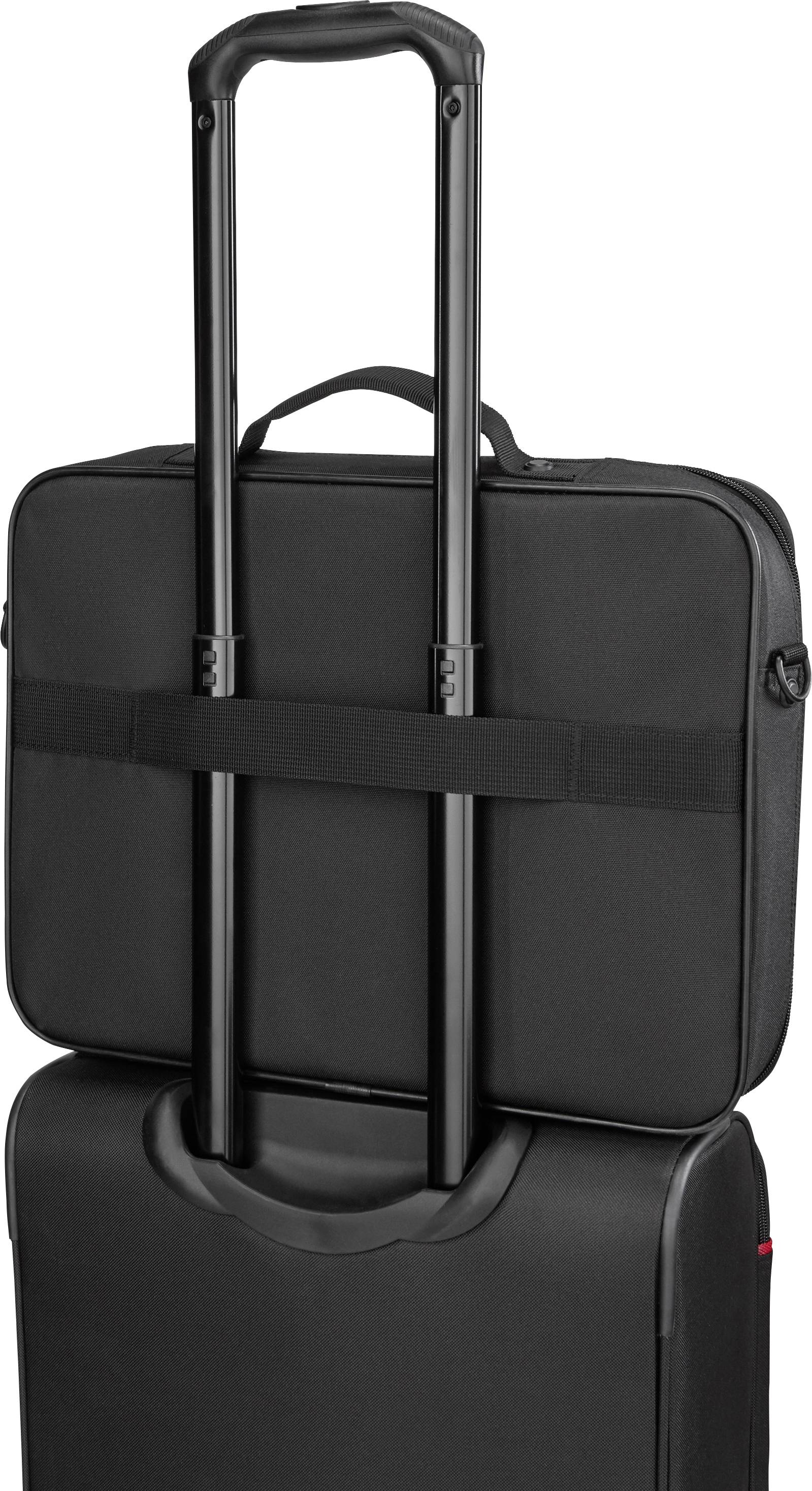Eine schwarze Laptop-Tasche ist über den Griff eines Rollkoffers geschoben.