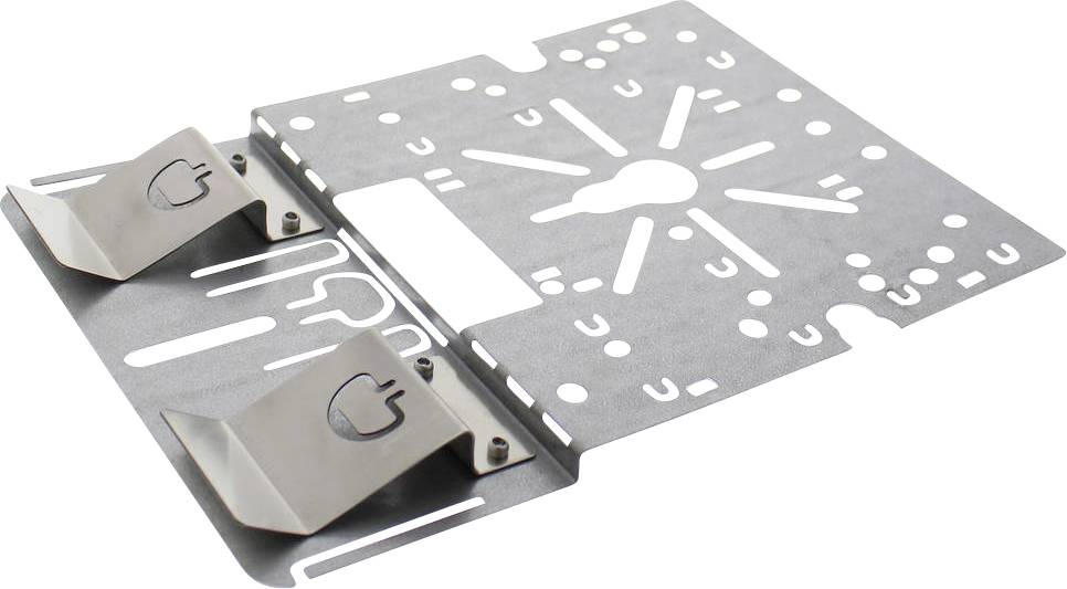 Metallplatte mit mehreren Öffnungen und zwei Haken, die möglicherweise zur Befestigung oder Montage von Geräten dient.