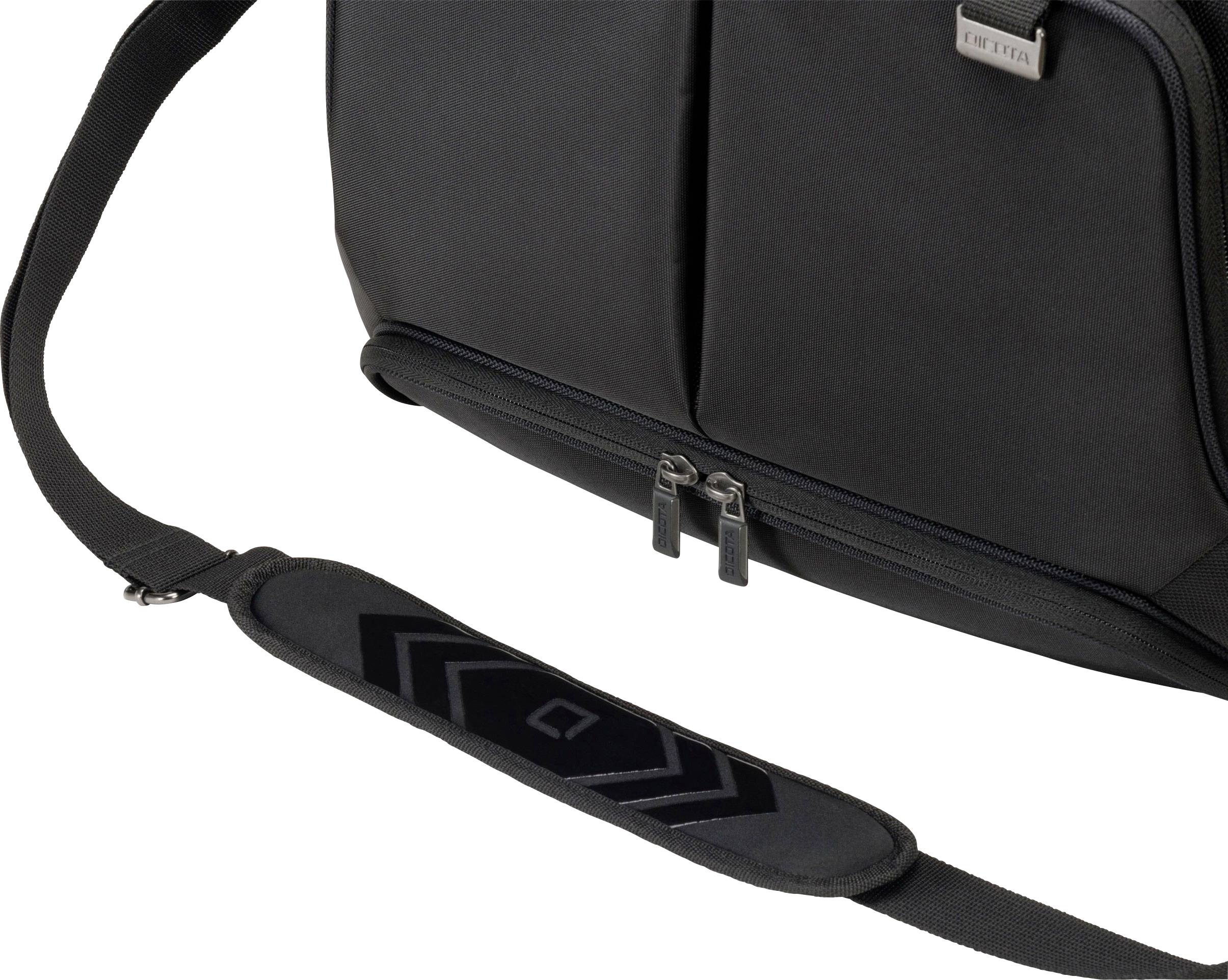 Eine schwarze Tasche mit verstellbarem Schultergurt und zwei Reißverschlüssen an der Vorderseite.