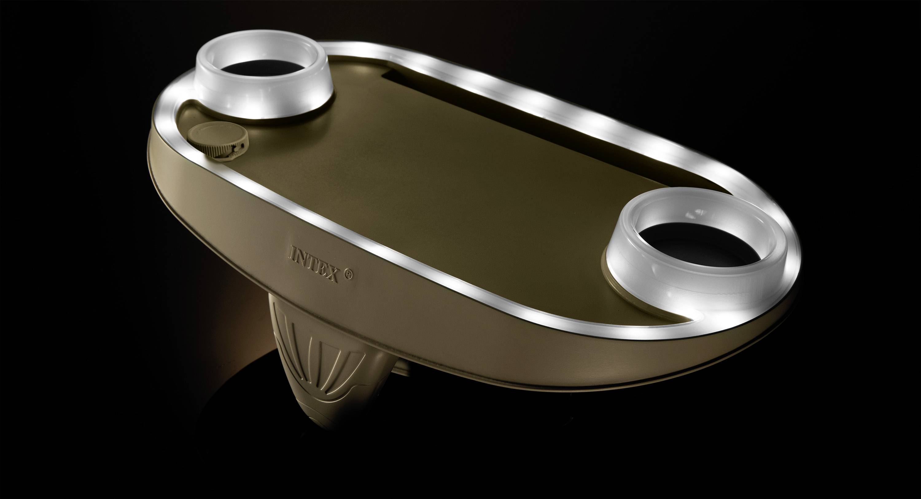 Ein schwimmbarer, brauner Getränketisch mit zwei eingebauten Getränkehaltern und einem LED-Lichtrand für den Pool.