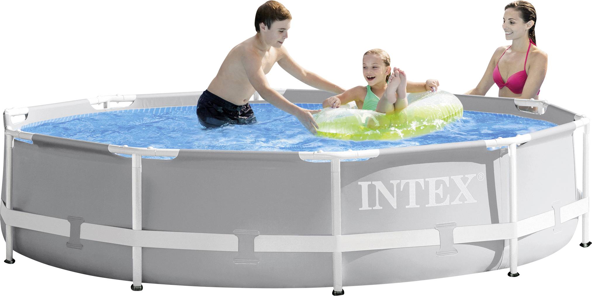 Ein Kind spielt in einem aufblasbaren Pool mit Schwimmring, während ein weiterer Jugendlicher und eine Frau zuschauen.