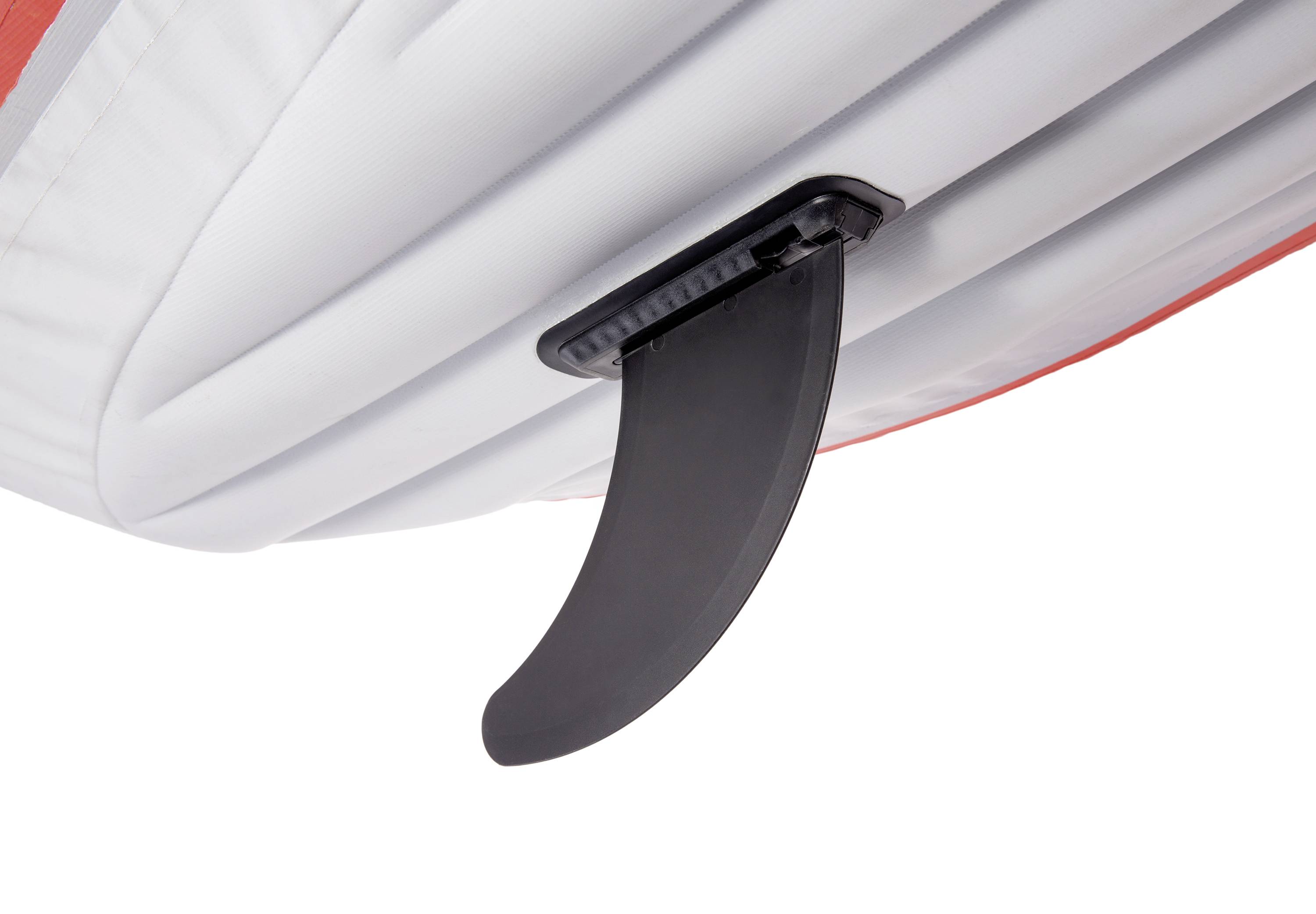 Nahaufnahme eines abnehmbaren schwarzen Surfbretts mit Finne an einem grauen und roten Paddleboard.