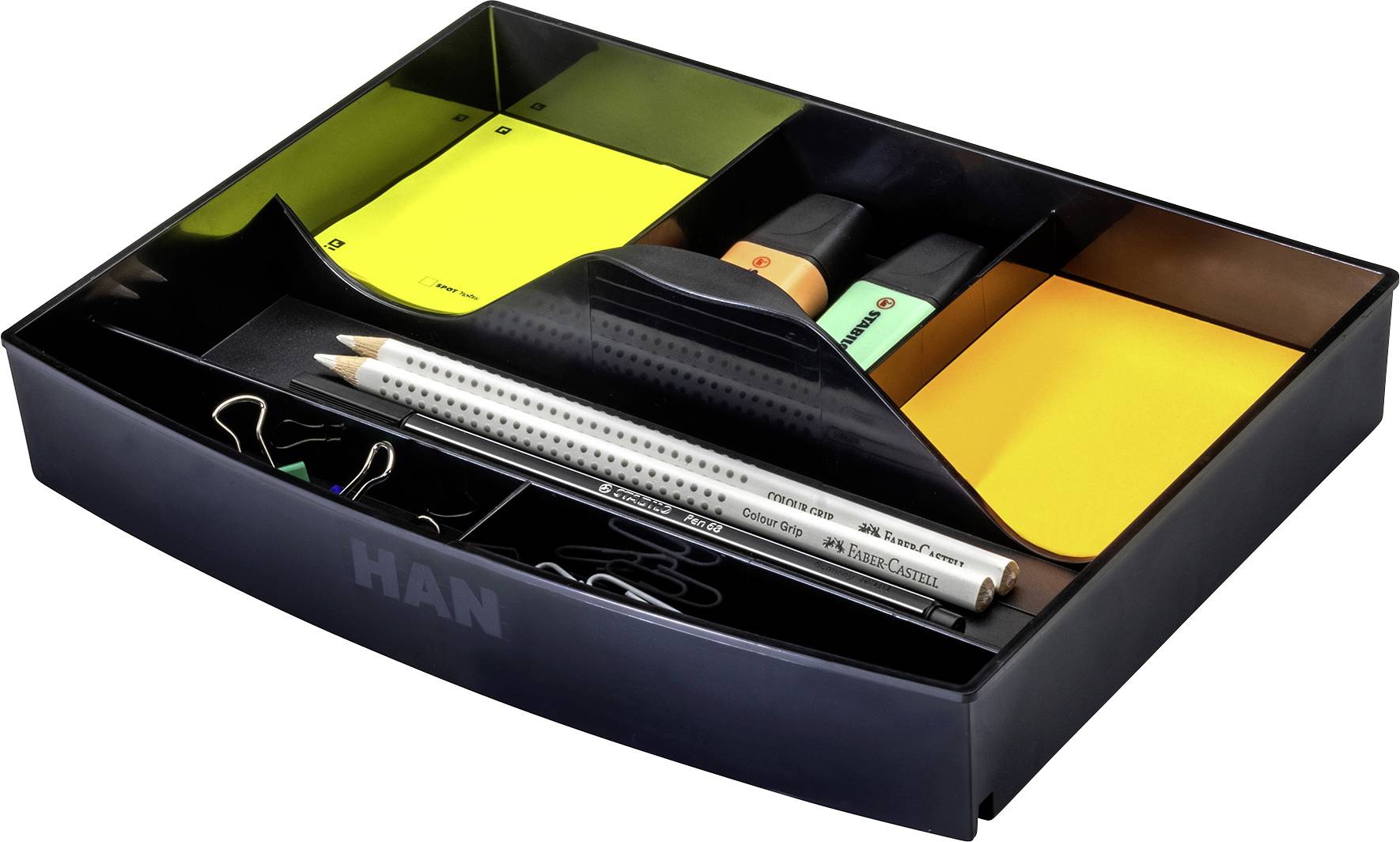 Ein schwarzer Organizer mit gelben Haftnotizen, Textmarkern, zwei weißen Bleistiften und Büroklammern. Markiert mit 'HAN'.