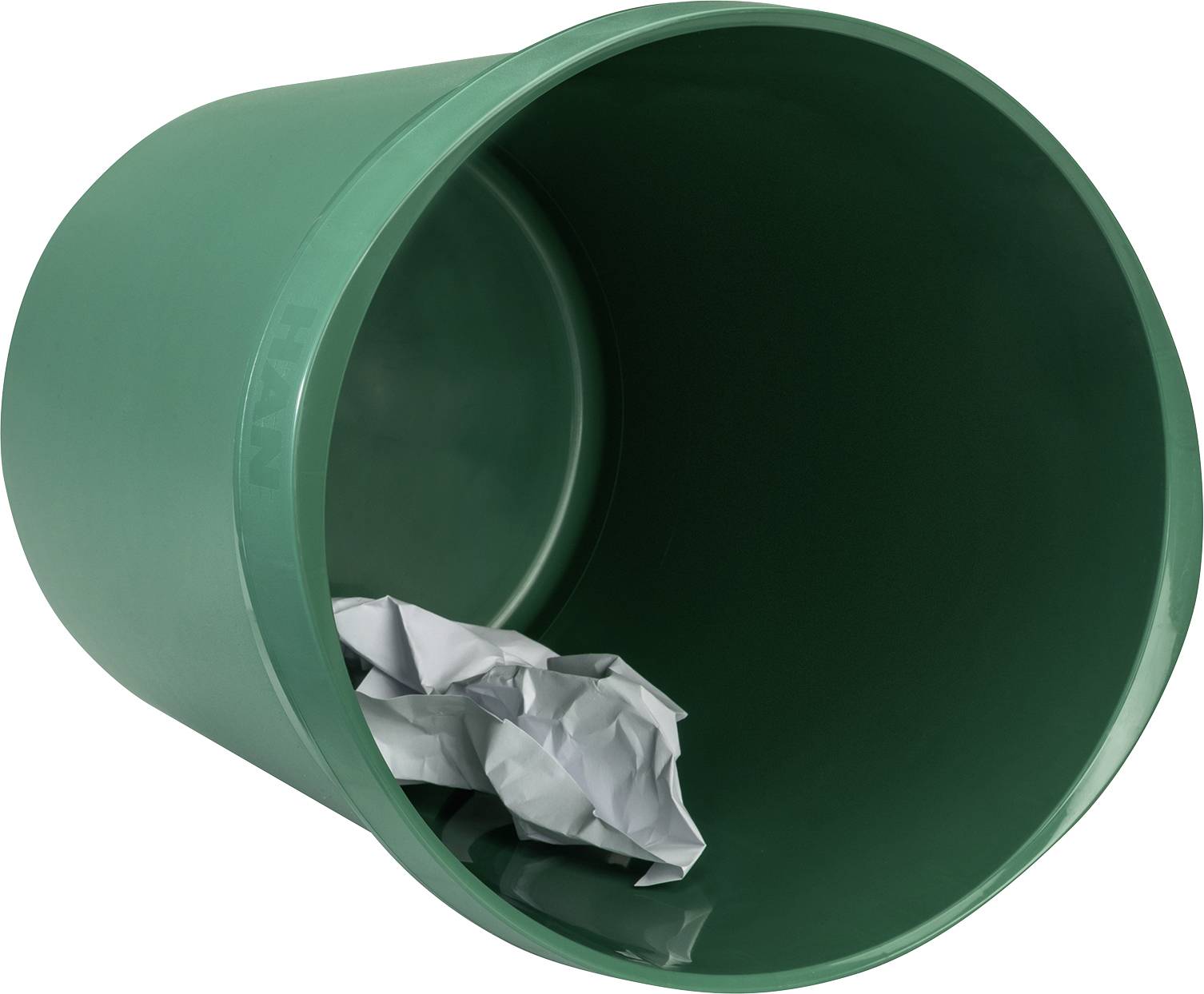 Ein grüner Mülleimer liegt seitlich, innen sind zerknüllte Papierstücke sichtbar.