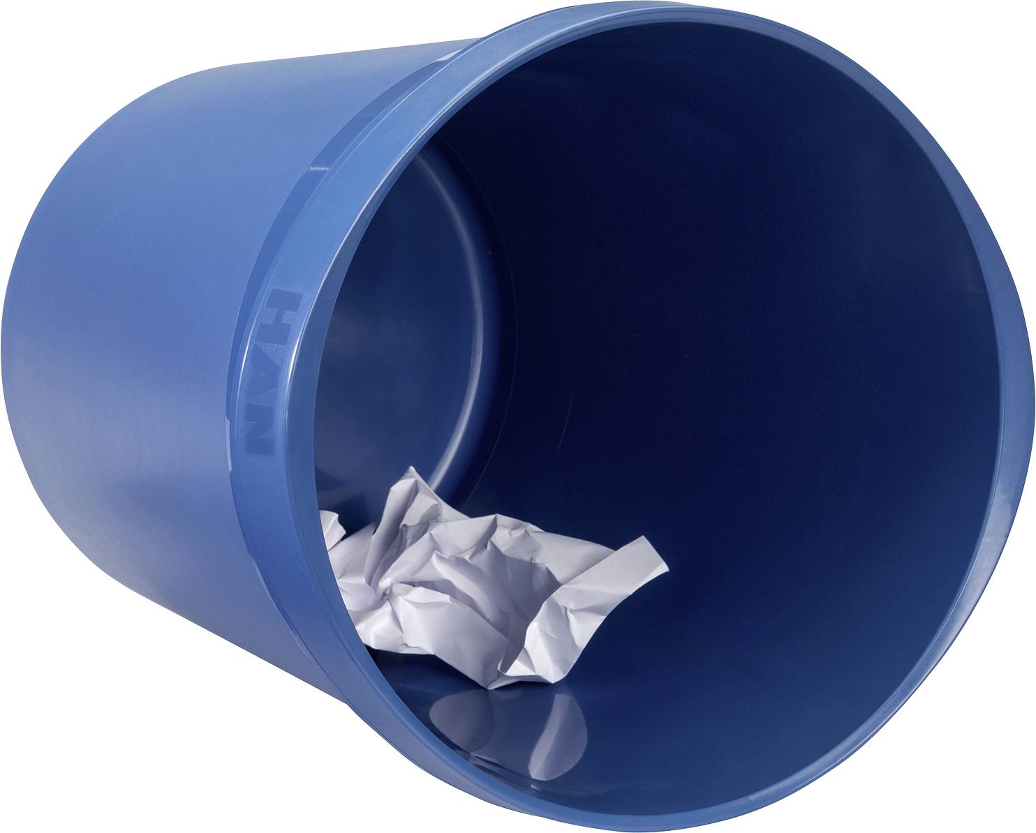 Blauer Papierkorb liegt auf der Seite, mit zerknülltem weißem Papier darin.