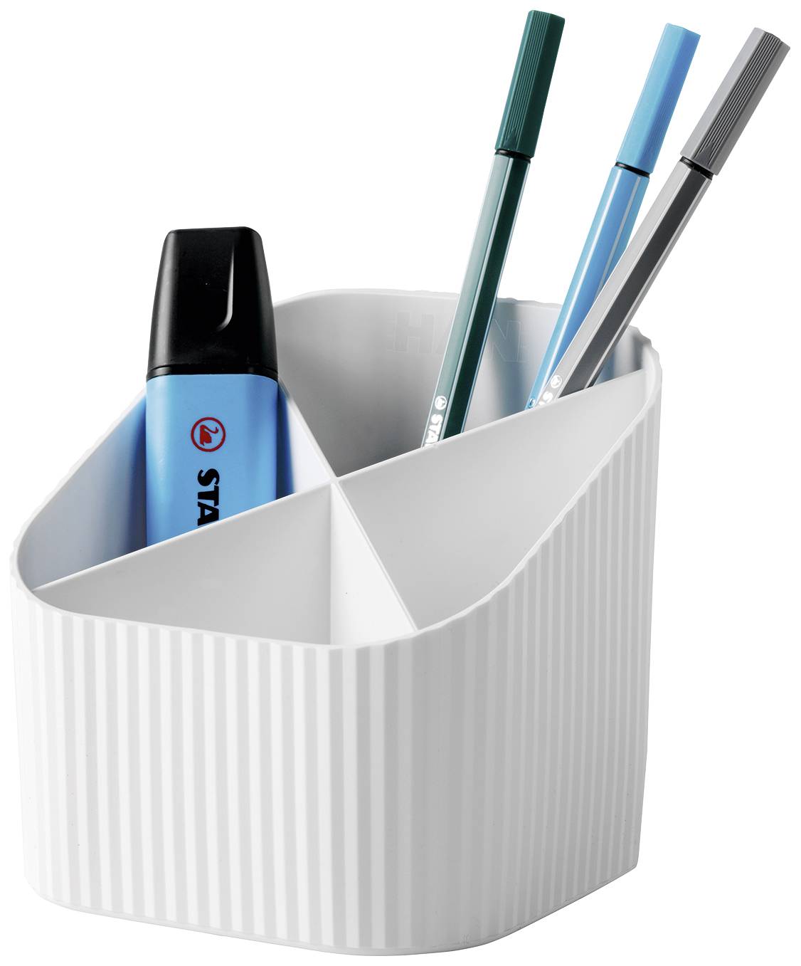 Ein weißer, geriffelter Stifthalter mit drei Fächern. Links ein blauer Textmarker, rechts zwei grüne und ein grauer Stift.