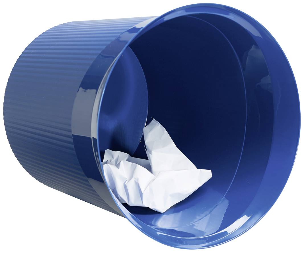 Ein blauer Papierkorb liegt seitlich, darin zerknülltes weißes Papier.
