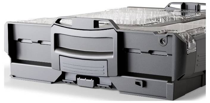 Ein schwarzer Druckerpapierablage mit transparentem Deckel, der den internen Papierstapelmechanismus sichtbar macht, verwendet für Bürodrucker.
