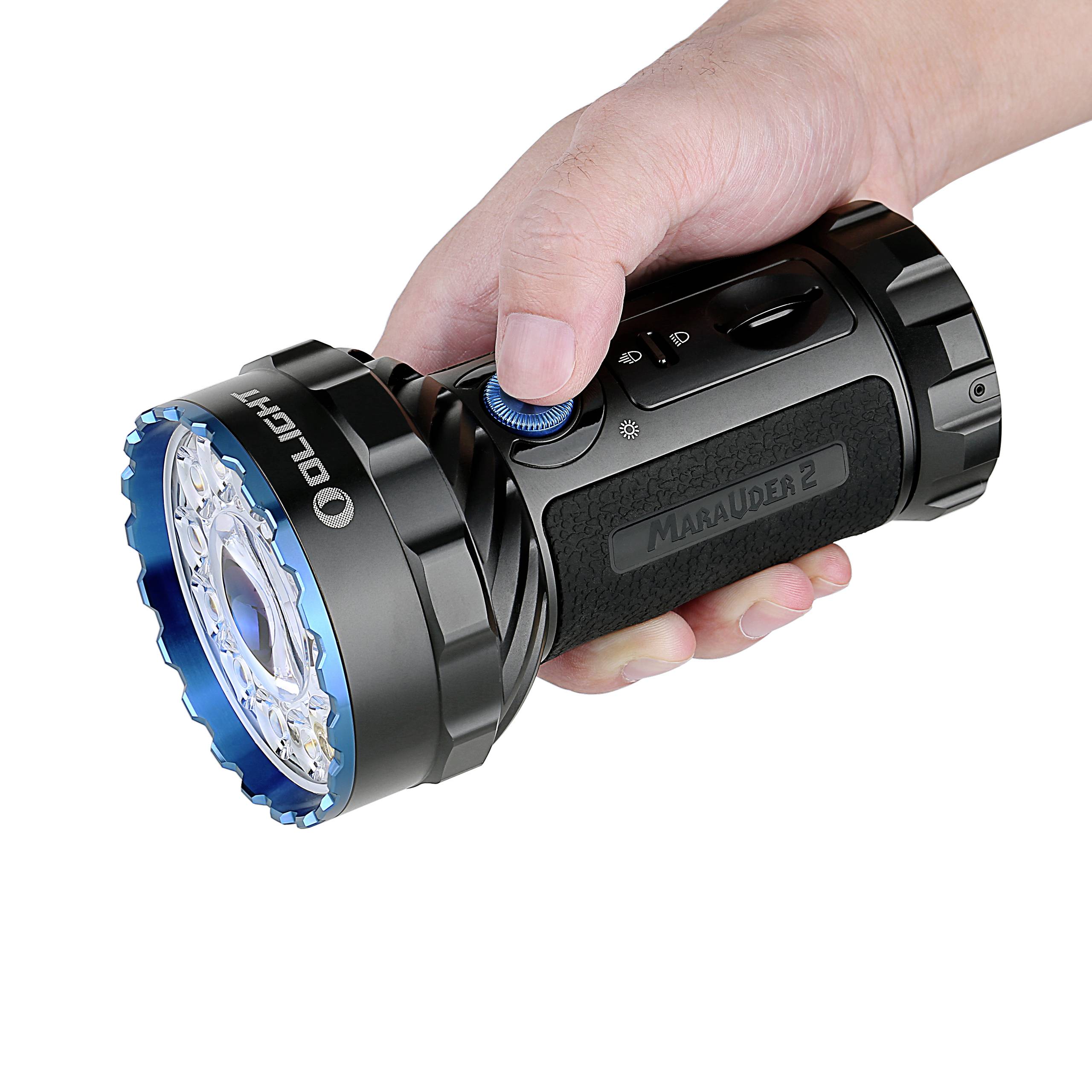 Eine Hand hält eine leistungsstarke Taschenlampe mit blauem Reflektor und schwarzem Griff, Modell 'Olight Marauder 2'.