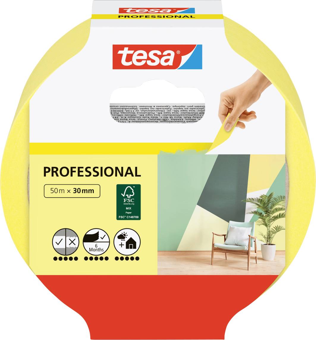 Verpackung von 'tesa' Profi-Abdeckband, 50m x 30mm. Bild zeigt Verwendung an einer Wand mit geometrischen Mustern und einem modernen Stuhl.