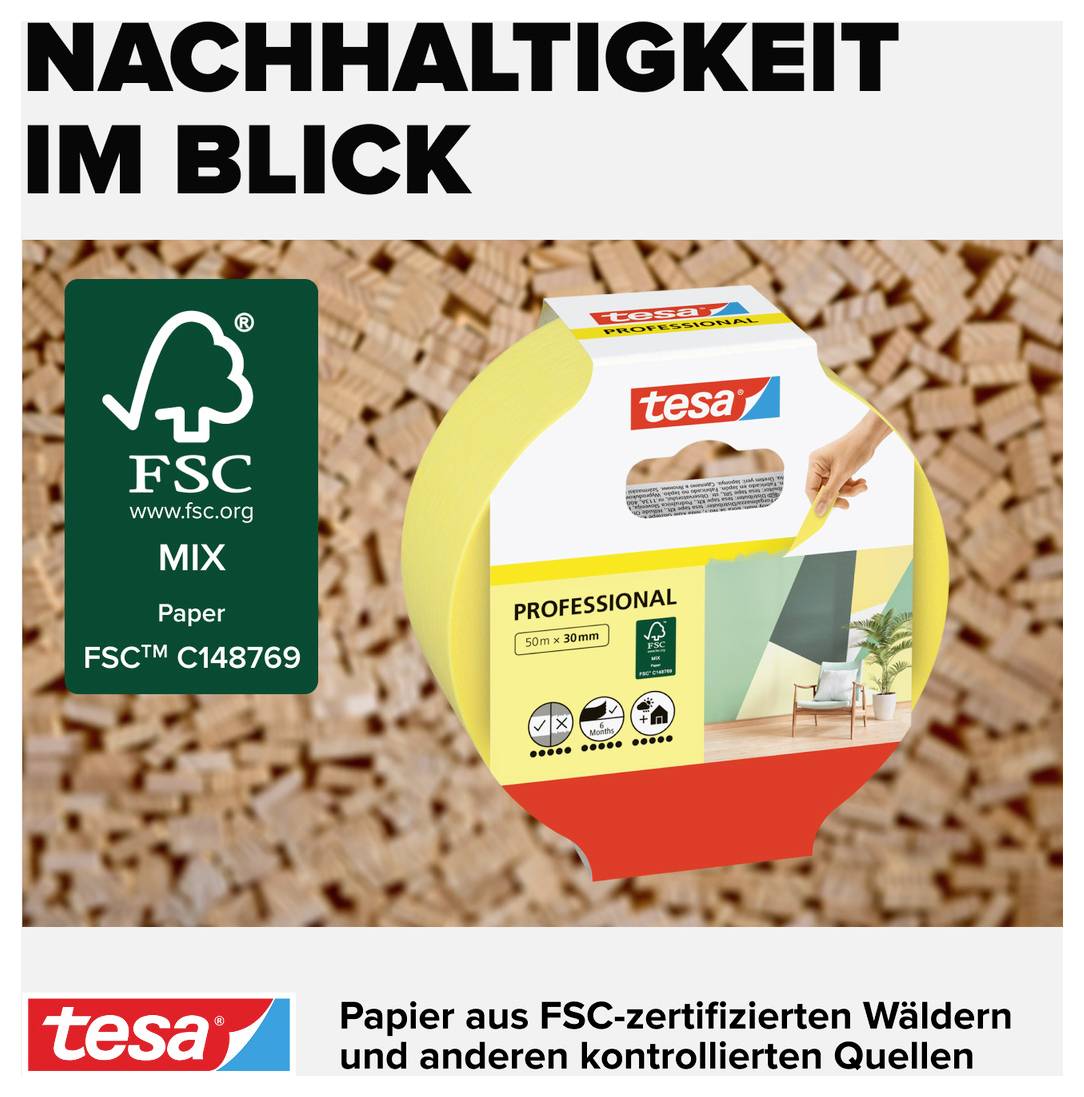 Die Verpackung von Tesa-Klebeband mit FSC-Mix-Zertifikat vor einem Hintergrund aus Holzstücken. Text: 'Nachhaltigkeit im Blick'.