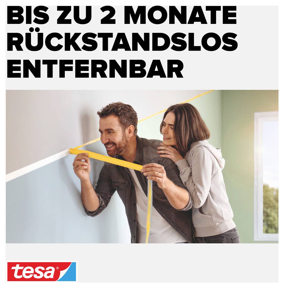 Ein lächelndes Paar entfernt vorsichtig gelbes Klebeband von einer Wand. Text: 'Bis zu 2 Monate rückstandslos entfernbar'. Tesa-Logo unten links.