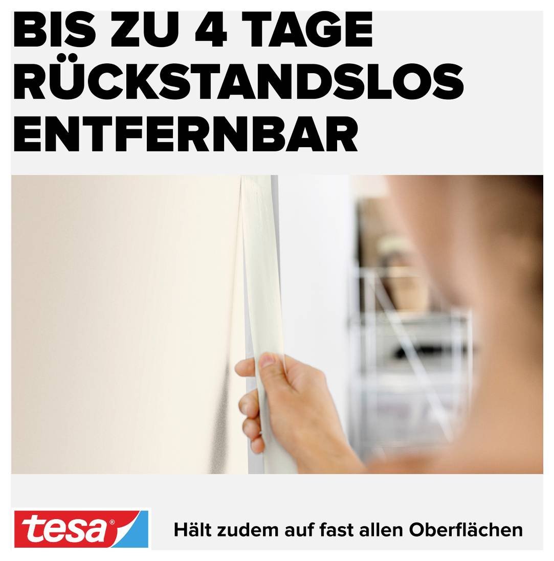 Person zieht selbstklebendes Klebeband von der Wand. Text: 'Bis zu 4 Tage rückstandslos entfernbar'. Marke 'tesa'. Produktanwendung wird gezeigt.