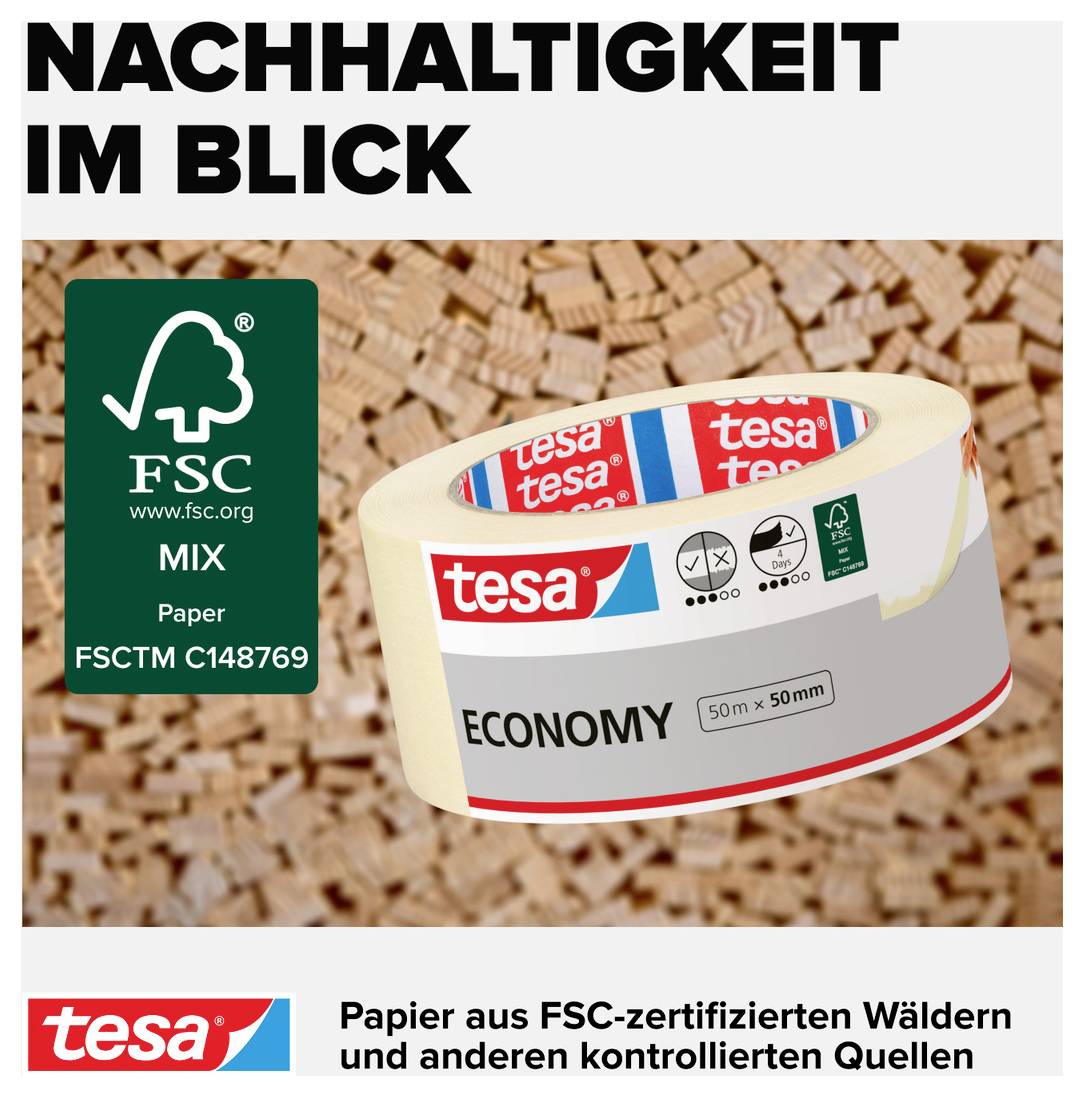 Klebeband mit 'tesa ECONOMY' Aufschrift vor einem Hintergrund aus Holzwürfeln. Text: 'NACHHALTIGKEIT IM BLICK', FSC-Zertifizierung.
