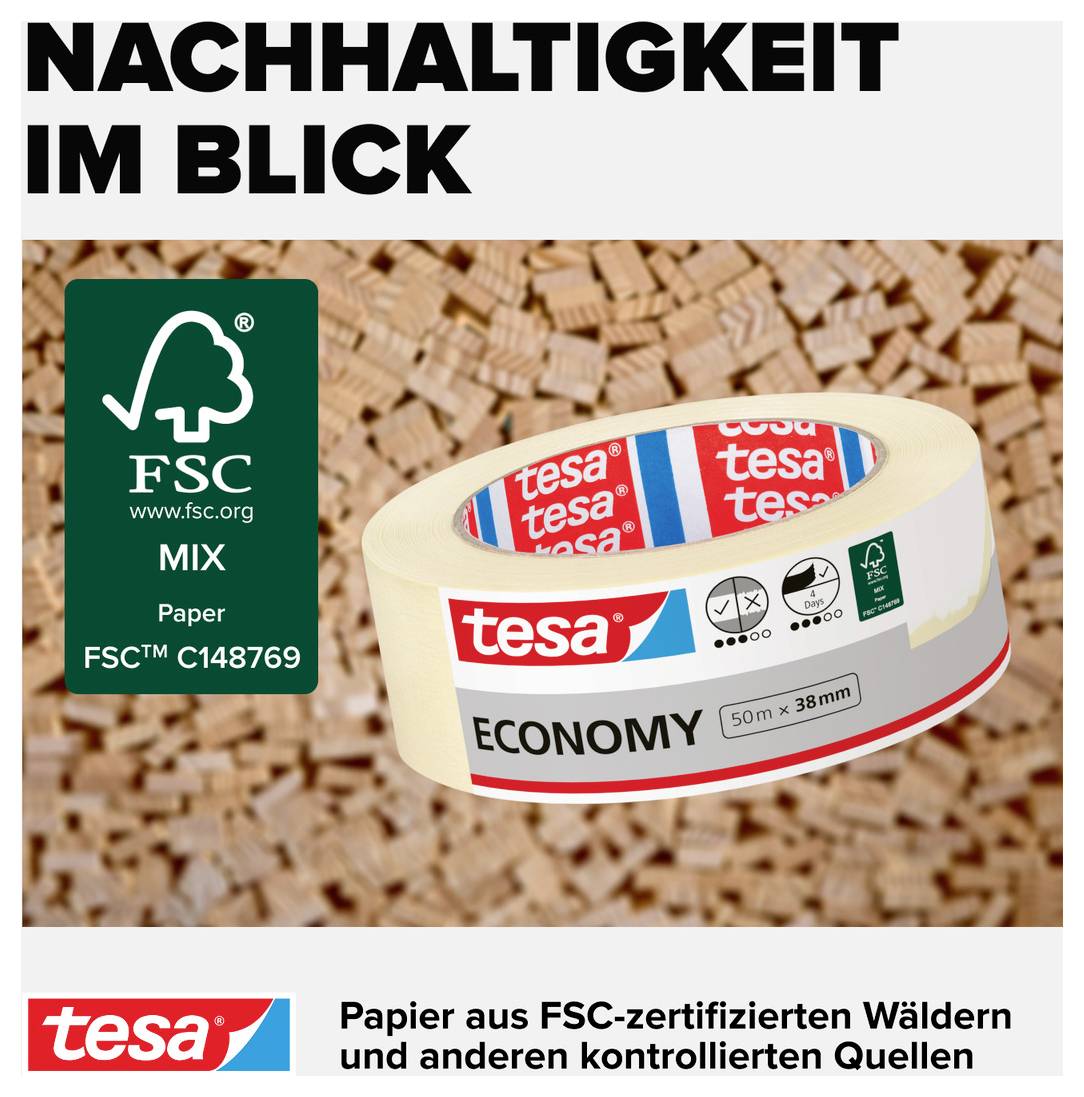 'Nachhaltigkeit im Blick' zeigt eine Tesarolle mit FSC-Mix Siegel vor einem Hintergrund aus Pressspanstücken, betont nachhaltige Materialien.