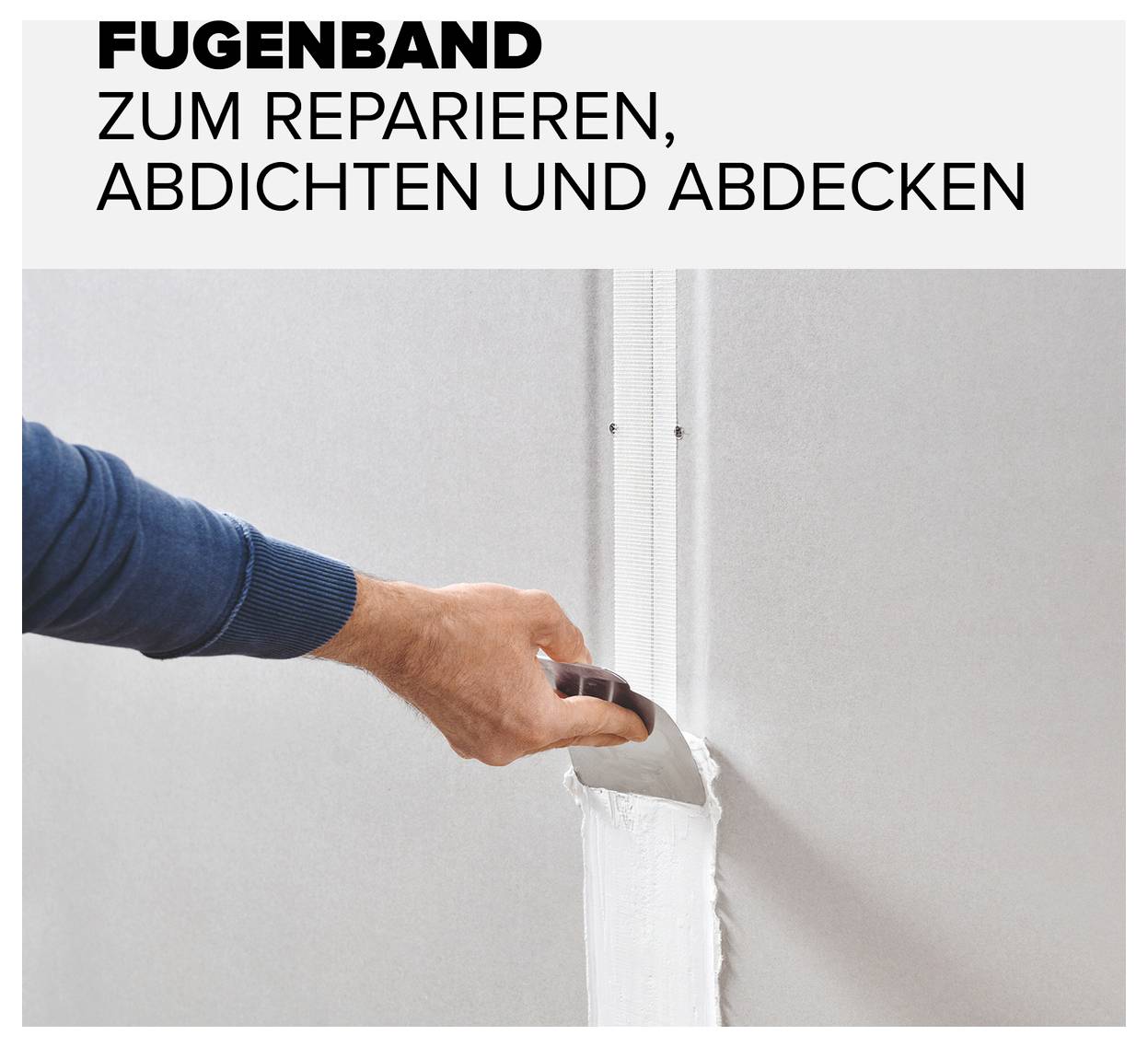 Eine Hand trägt mit einer Spachtel Fugendichtband auf eine Wand auf. Text: 'Fugenband zum Reparieren, Abdichten und Abdecken'.