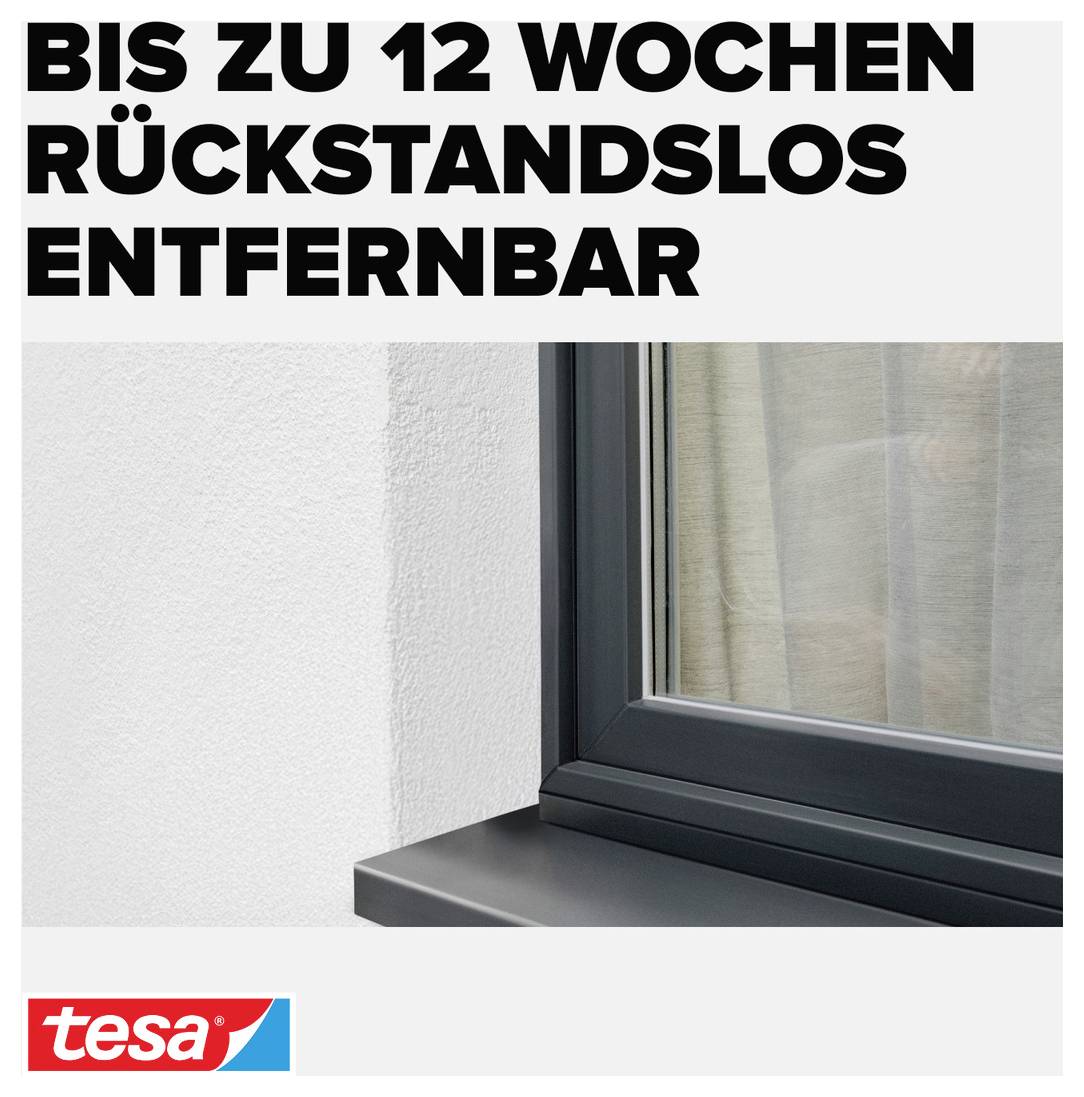 Ein Fensterrahmen mit Teppichklebeband-Werbung, die besagt: 'Bis zu 12 Wochen rückstandslos entfernbar'.