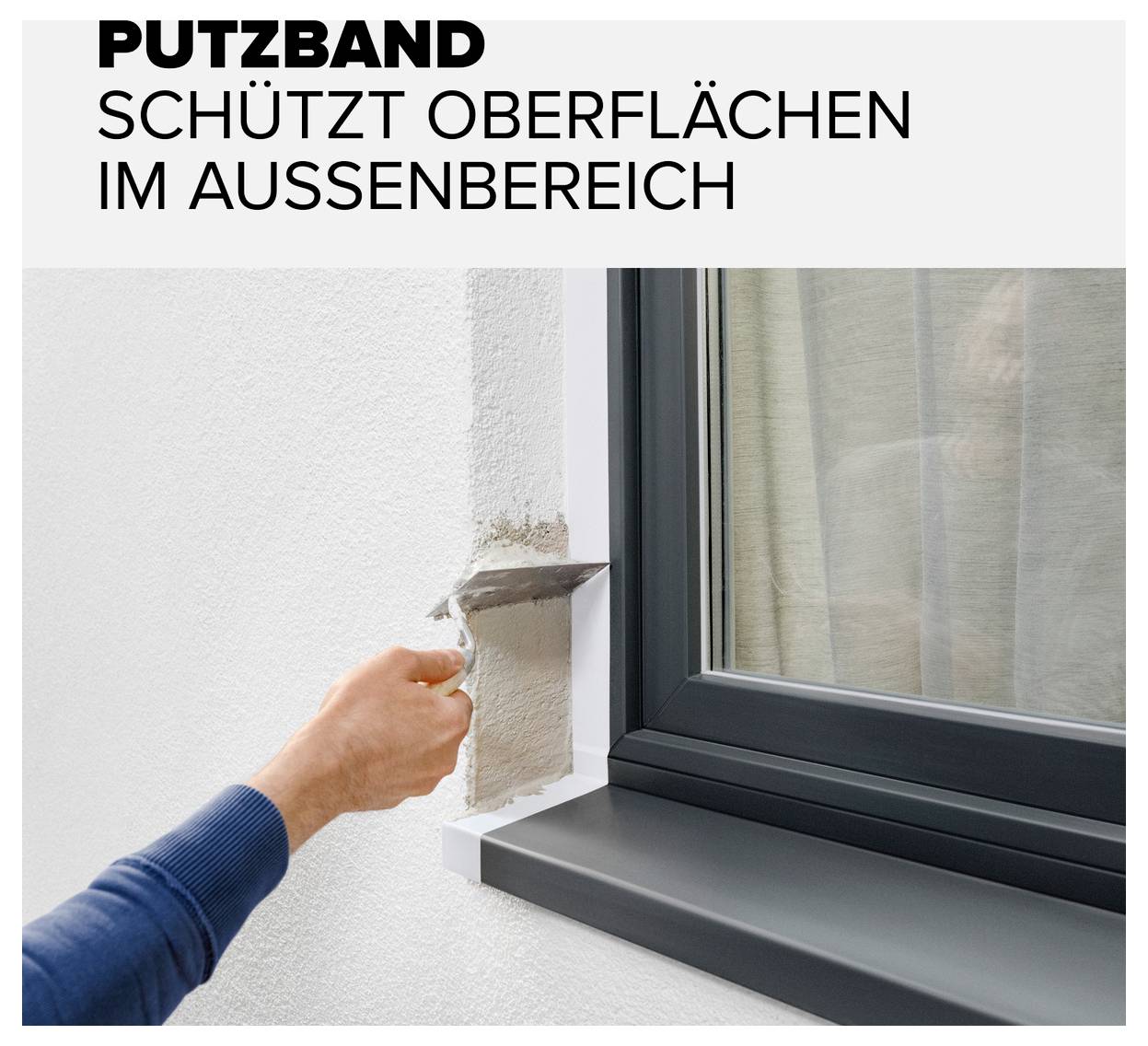 Ein Handwerker trägt Putz neben einem Fensterrahmen auf. Text: 'Putzband schützt Oberflächen im Außenbereich'.