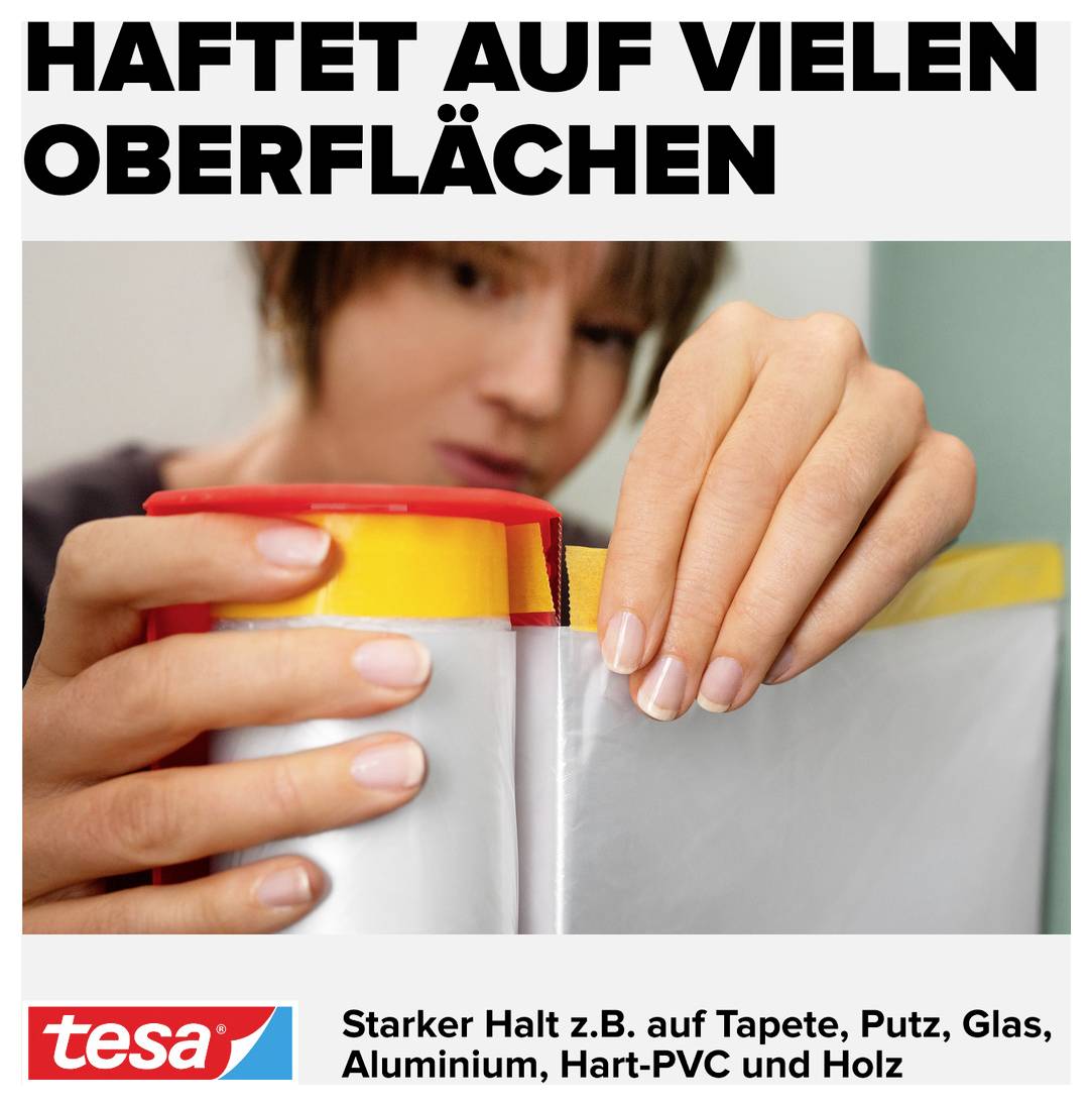 Ein Mensch klebt eine Folie an eine Oberfläche. Text: 'Haftet auf vielen Oberflächen. Starker Halt auf Tape, Putz, Glas, Aluminium, PVC, Holz.'