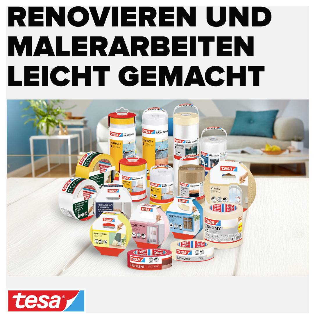 Eine Auswahl von Tesa-Produkten zur Renovierung und Malerarbeiten ist auf einem Tisch ausgestellt. Text: 'Renovieren und Malerarbeiten leicht gemacht'.