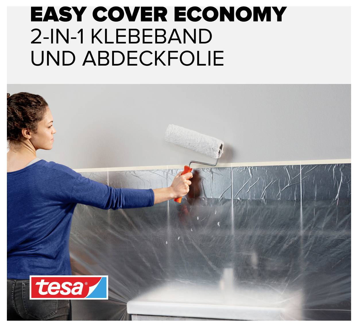 Frau trägt mit Farbrolle Farbe auf Wand auf, während Möbel mit 'Easy Cover Economy' Abdeckfolie und Klebeband geschützt sind.