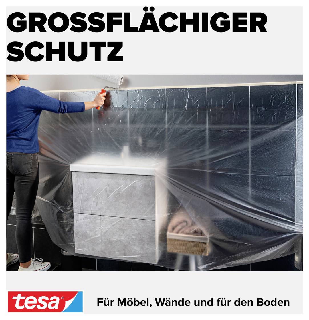 Person breitet Schutzfolie über Möbel und Wand aus. Text lautet 'GROSSFLÄCHIGER SCHUTZ'. Markenlogo 'tesa' unten mit Hinweis 'Für Möbel, Wände und für den Boden'.