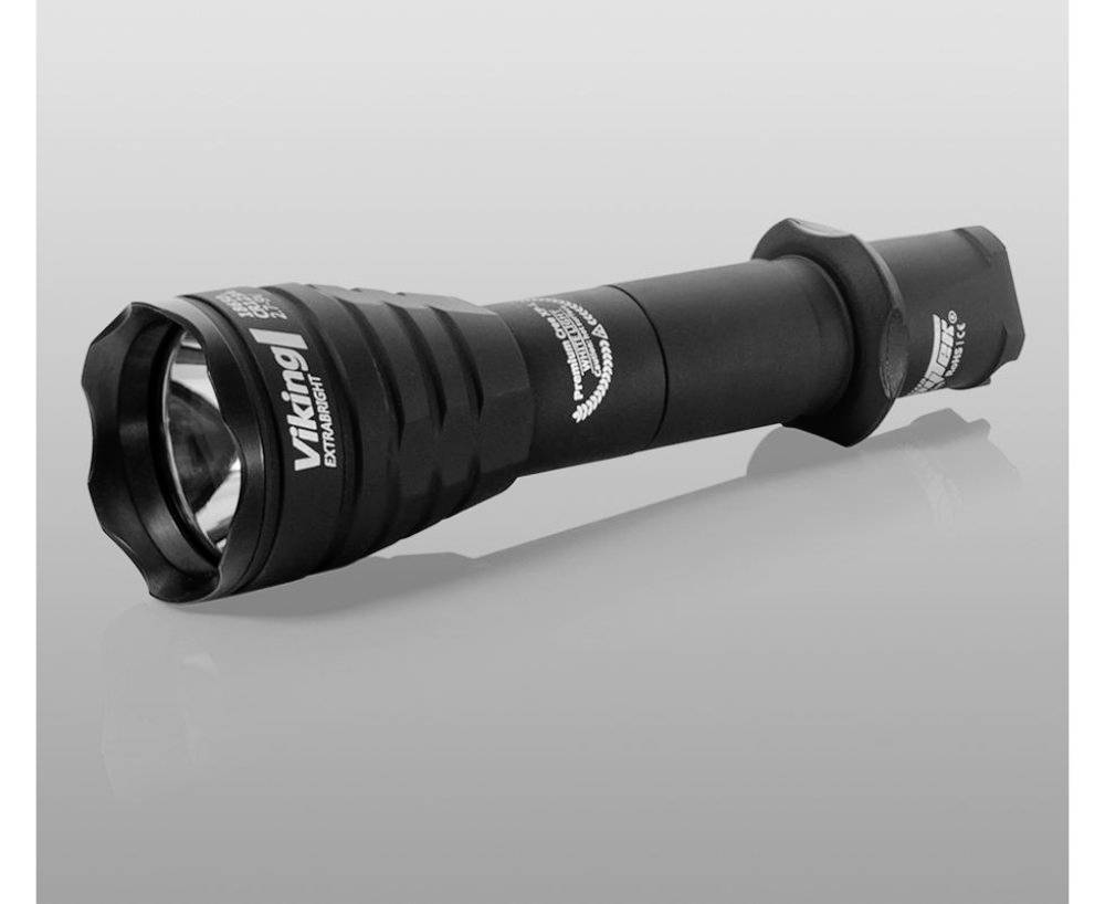 Schwarze Taschenlampe mit robustem Design; 'Viking' steht seitlich. Sie hat eine fokussierte Linse und ist auf grauem Hintergrund abgebildet.