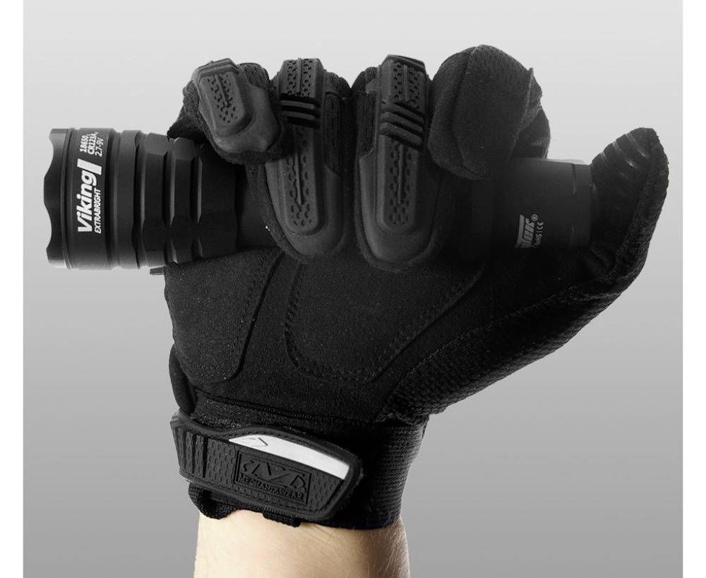 Eine Hand in einem schwarzen Handschuh hält eine schwarze Taschenlampe fest.