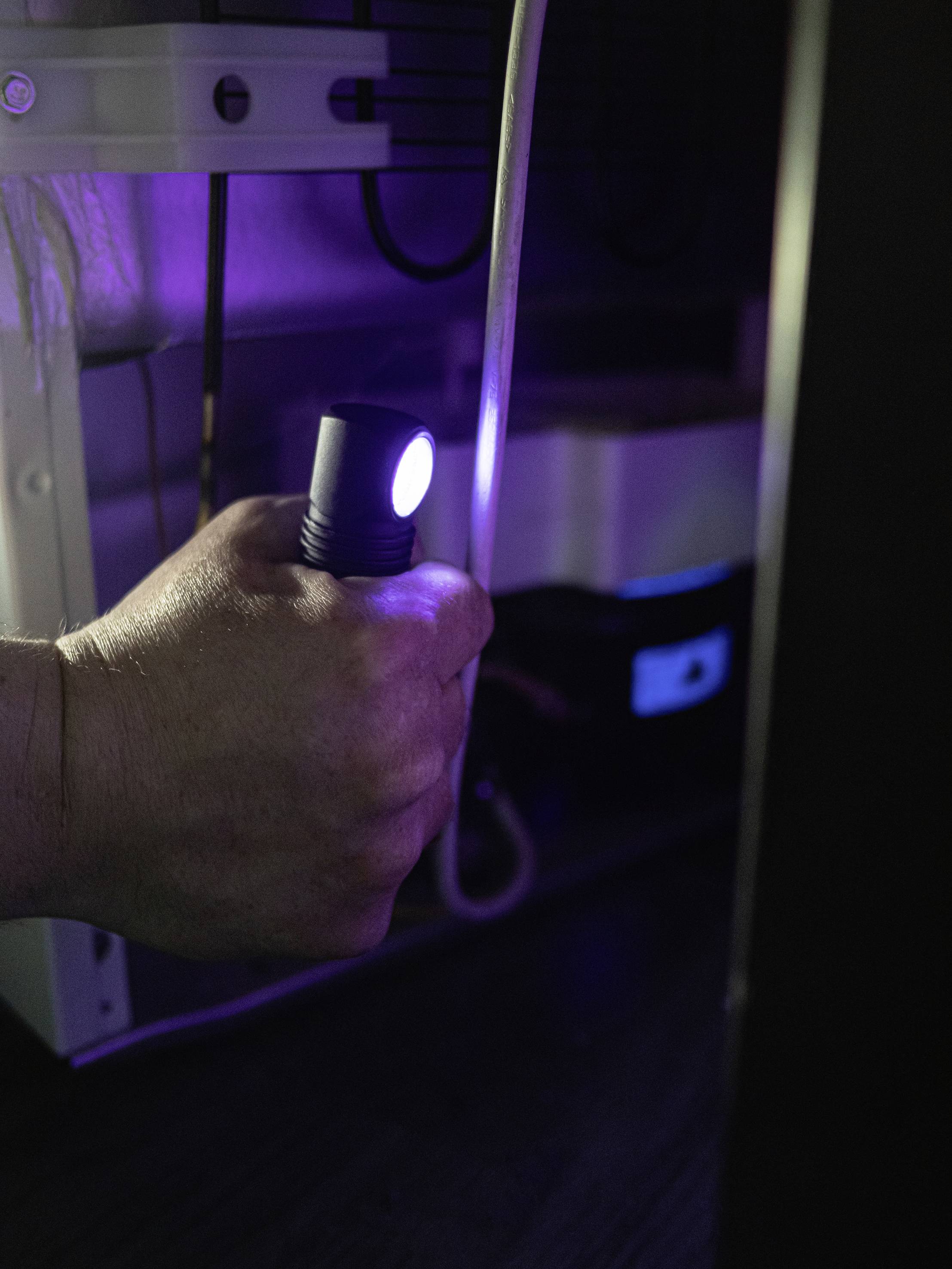 ArmyTek Wizard C2 WUV White & Ultraviolet LED Stirnlampe mit Magnethalterung akkubetrieben 1100 lm