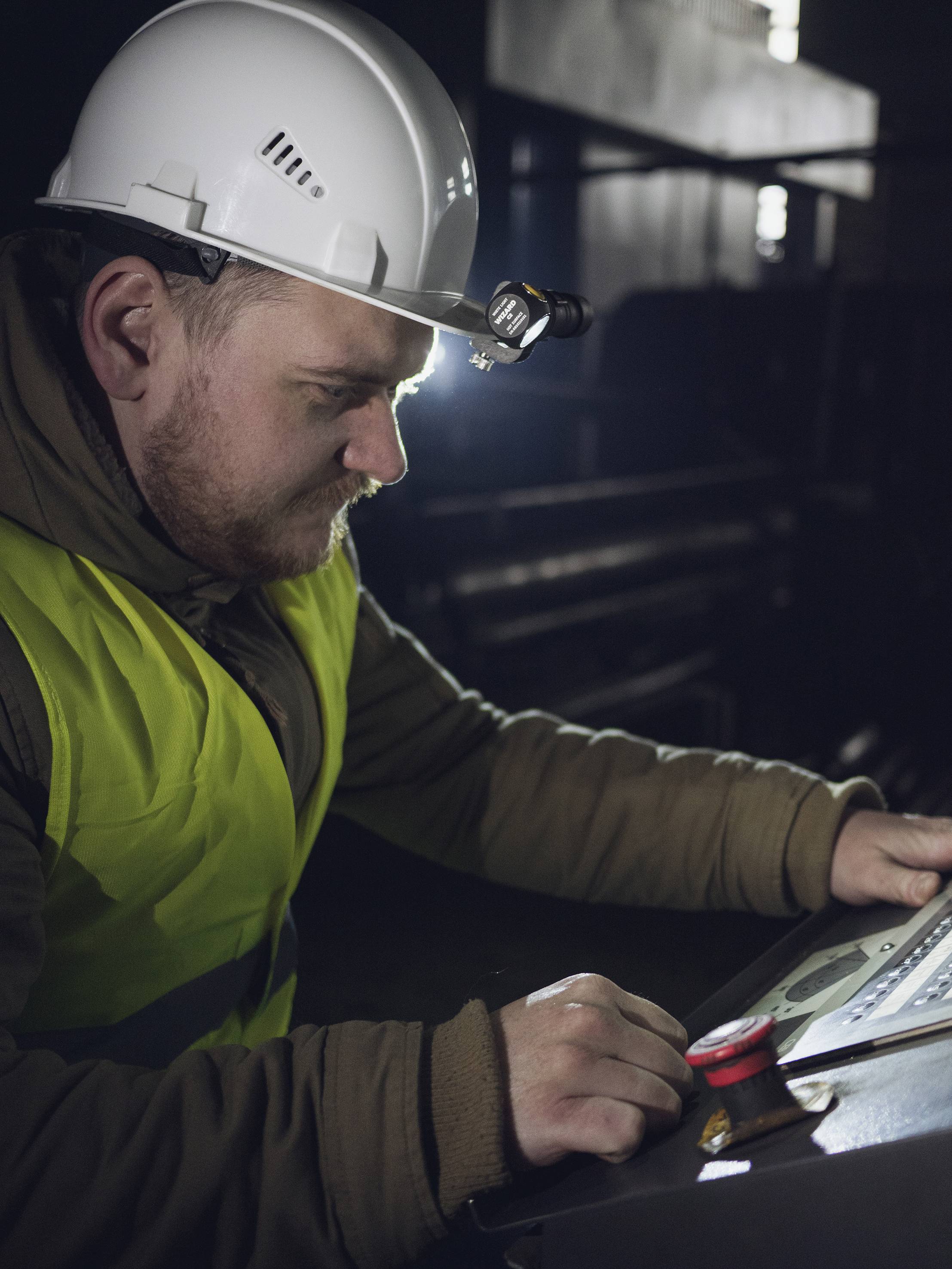 ArmyTek Wizard C2 Magnet White LED Stirnlampe mit Magnethalterung akkubetrieben 1200lm 4800h 64g