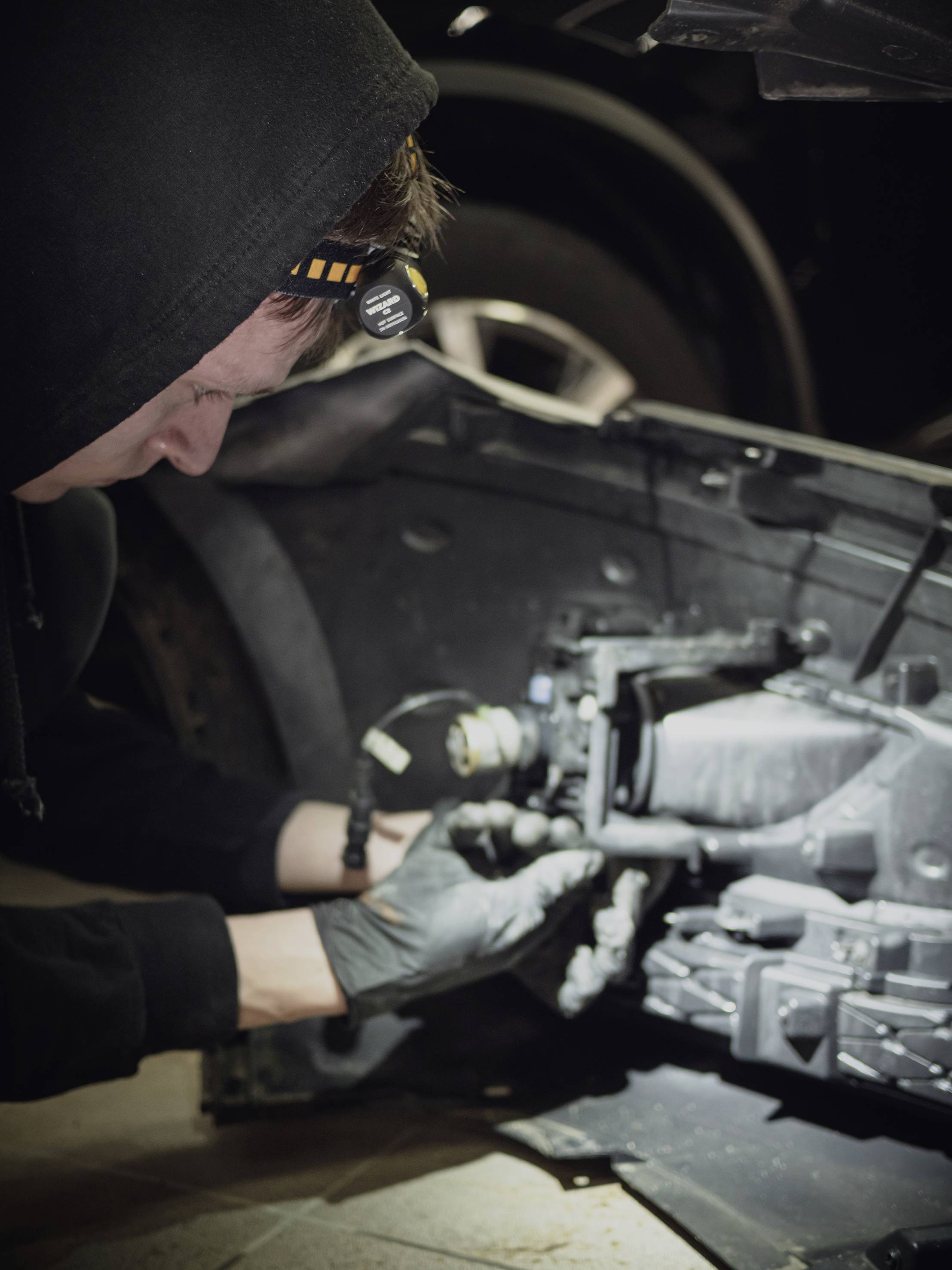 ArmyTek Wizard C2 Magnet White LED Stirnlampe mit Magnethalterung akkubetrieben 1200lm 4800h 64g