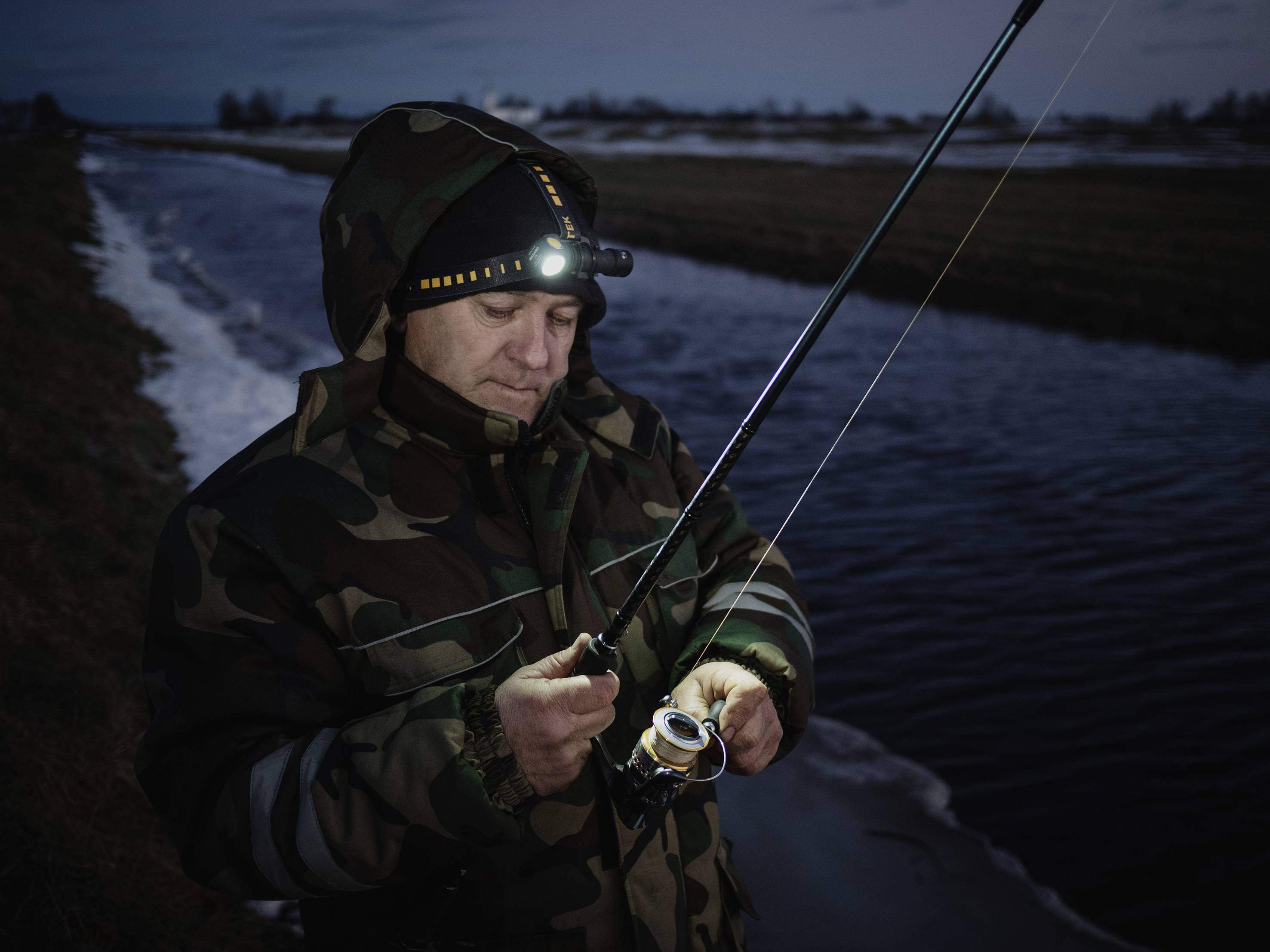 ArmyTek Wizard C2 Magnet White LED Stirnlampe mit Magnethalterung akkubetrieben 1200lm 4800h 64g