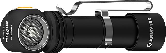 Schwarze Taschenlampe mit der Aufschrift 'ARMYTEK' und 'WIZARD PRO', seitlich montierter Halteclip, ergonomisches Design.
