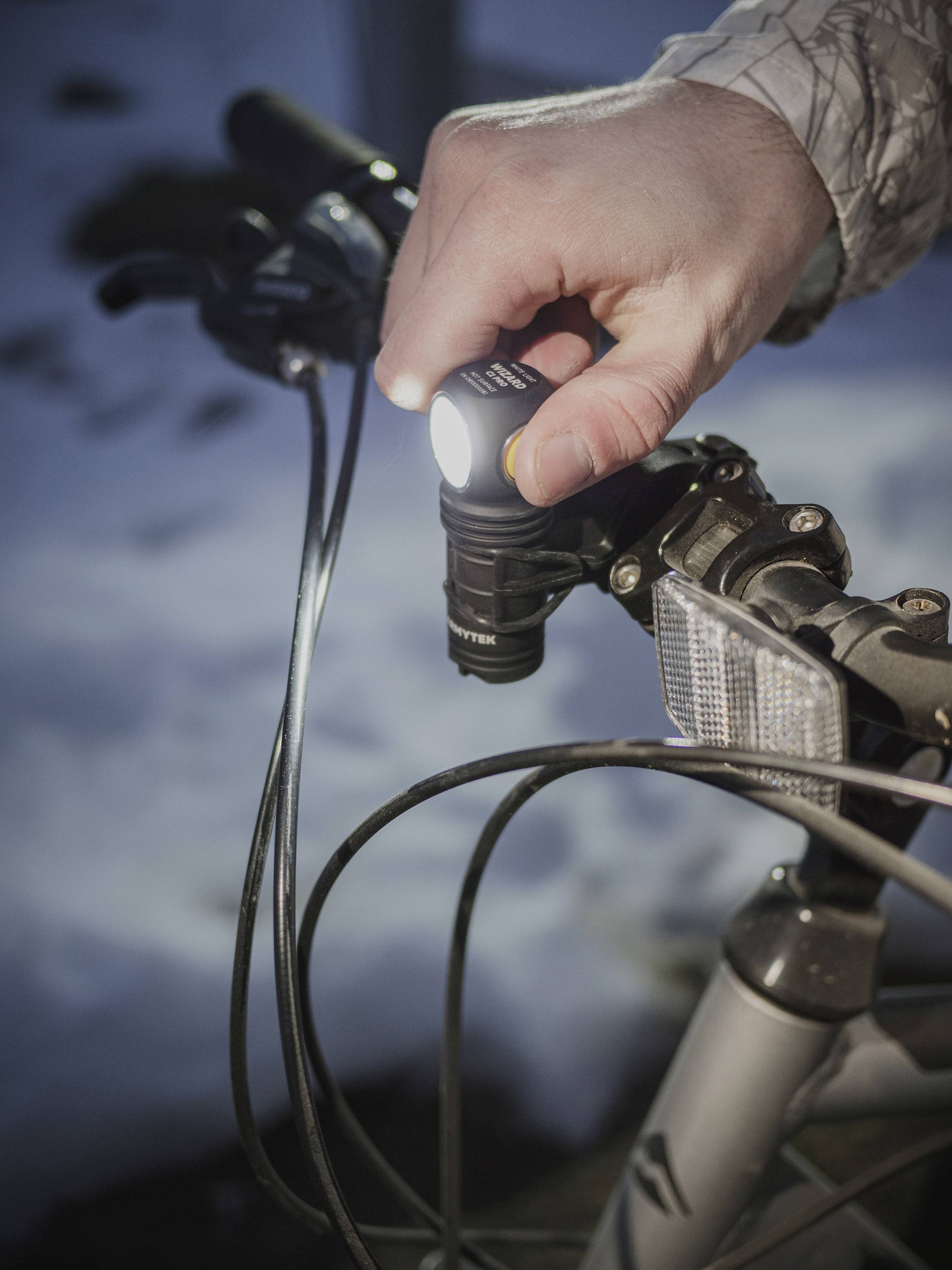 ArmyTek Wizard C1 Pro Magnet Warm LED Stirnlampe mit Magnethalterung akkubetrieben 1000lm 1440h 55g