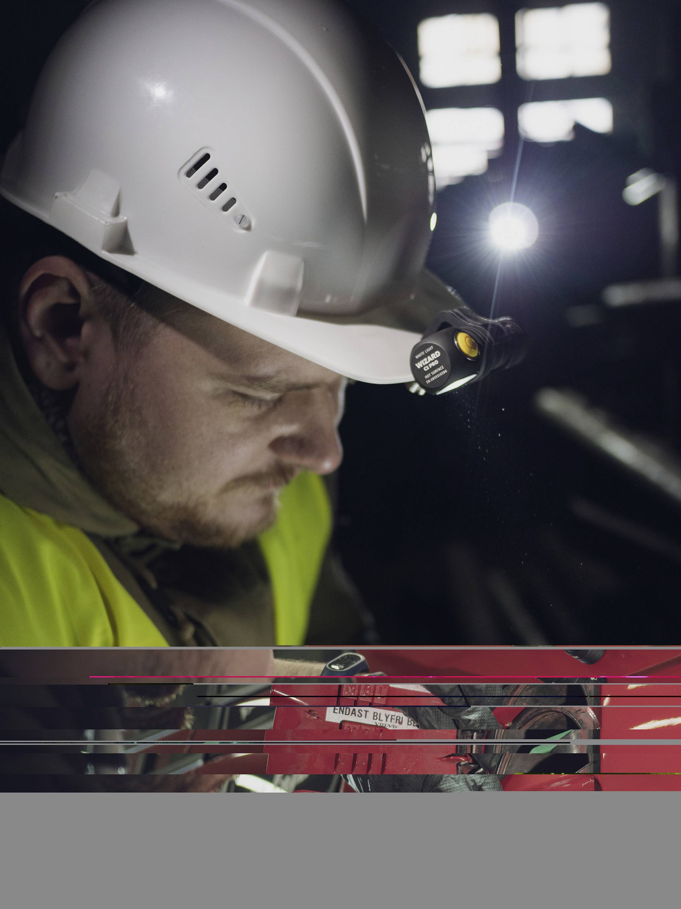 Ein Bauarbeiter mit Helm und Lampe, schaut nach unten auf seine Hände, die ein Werkzeug halten. Hintergrund dunkel, Fokus auf die Arbeit.