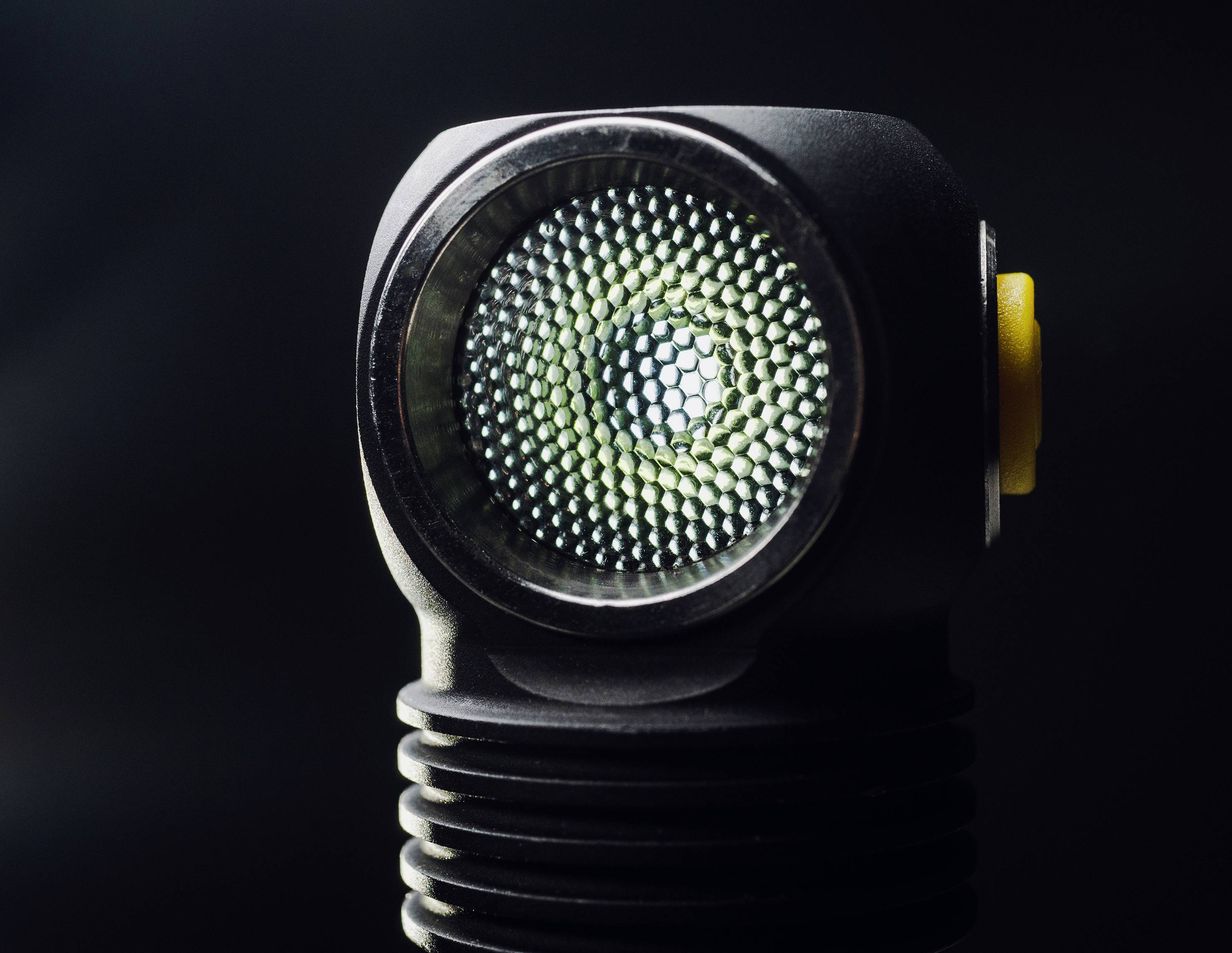 ArmyTek Elf C1 Warm LED Handlampe akkubetrieben 930 lm 1440 h 56 g