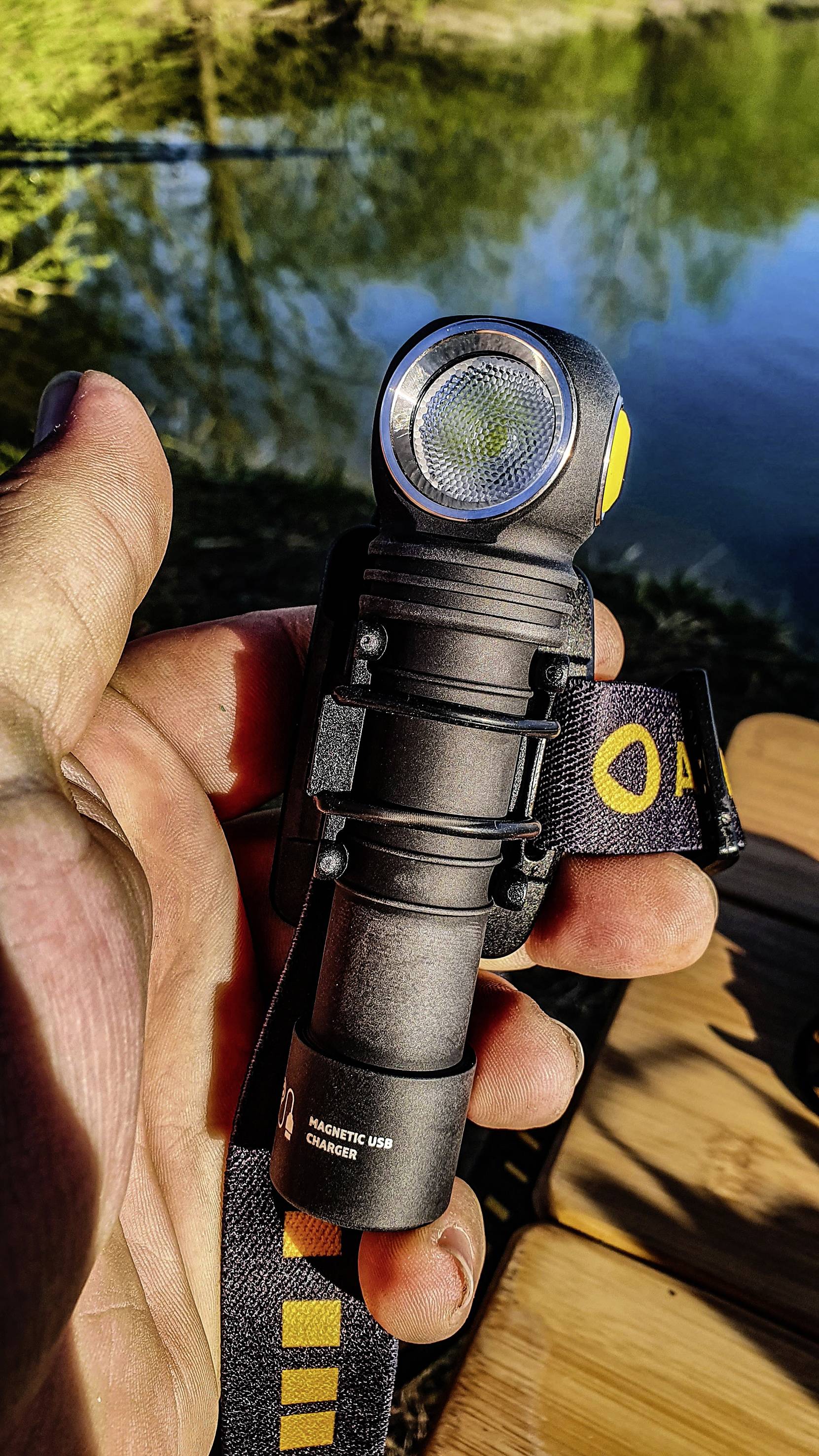 ArmyTek Wizard C2 Pro Magnet White LED Handlampe mit Magnethalterung akkubetrieben 2500 lm 4800 h 6