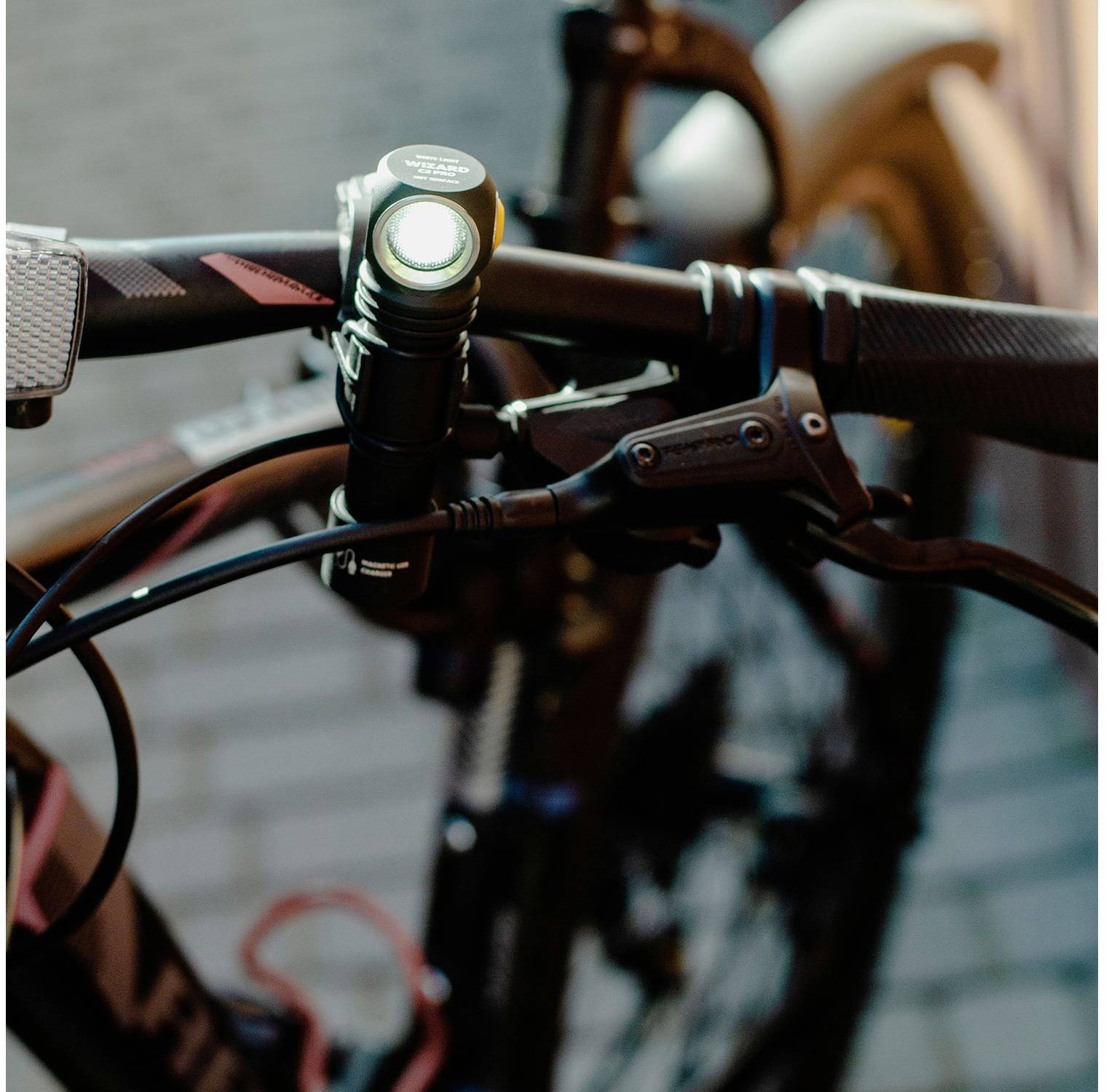 ArmyTek Wizard C2 Pro Magnet White LED Handlampe mit Magnethalterung akkubetrieben 2500lm 4800h 65g