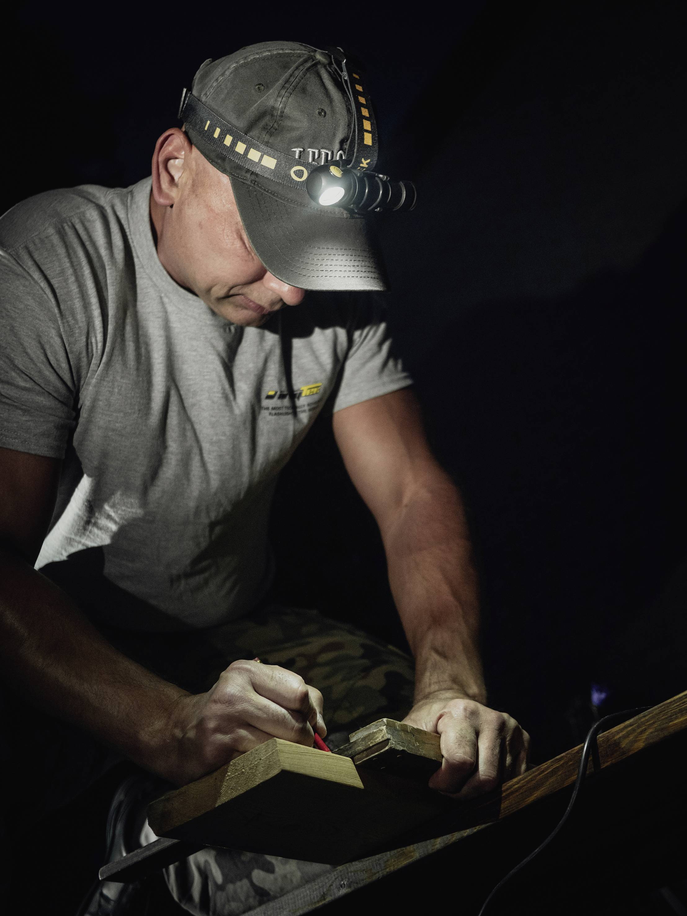 ArmyTek Wizard C2 Pro Max Magnet White LED Handlampe mit Magnethalterung akkubetrieben 3720lm 1440h 79g