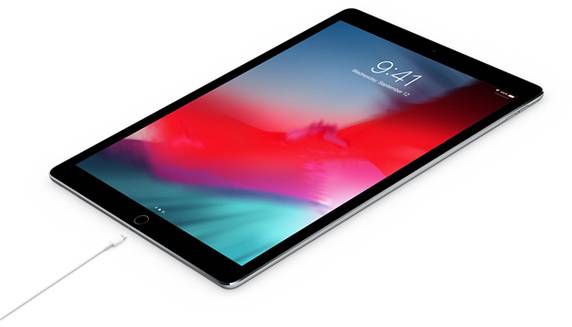 Ein Tablet mit farbigem Bildschirm, auf dem die Uhrzeit '9:41' angezeigt wird. Es ist am unteren Rand an ein Ladekabel angeschlossen.