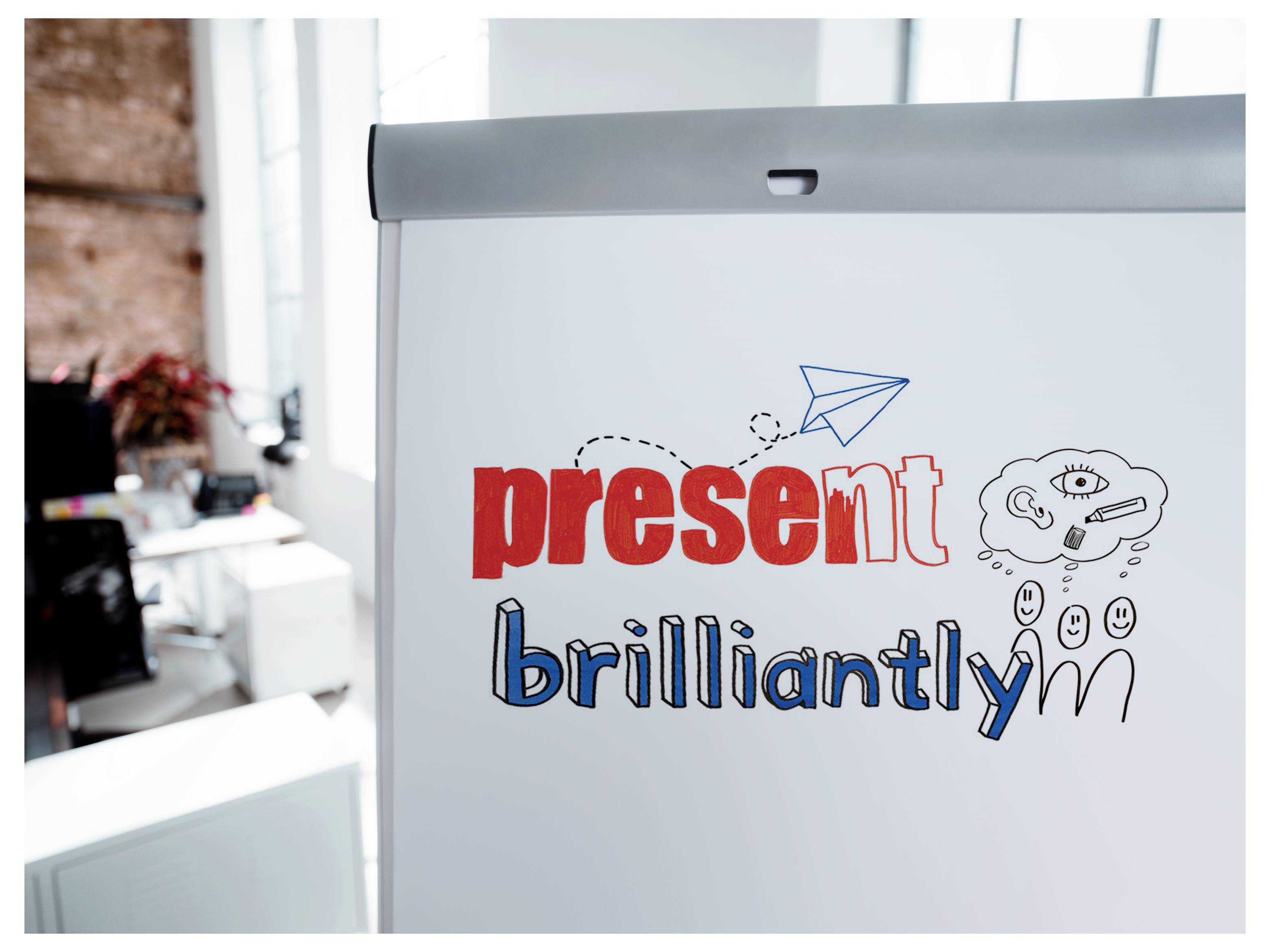 Flipchart mit dem Wort „präsentiere brillant" und Kritzeleien eines Papierflugzeugs, einer Wolke und Menschen in einer Büroumgebung.