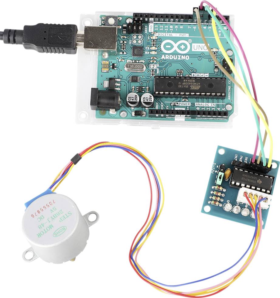 Ein Arduino UNO verbunden mit einem Schrittmotor und einem Treibermodul. Bunte Kabel erzeugen eine Schaltungsverbindung.