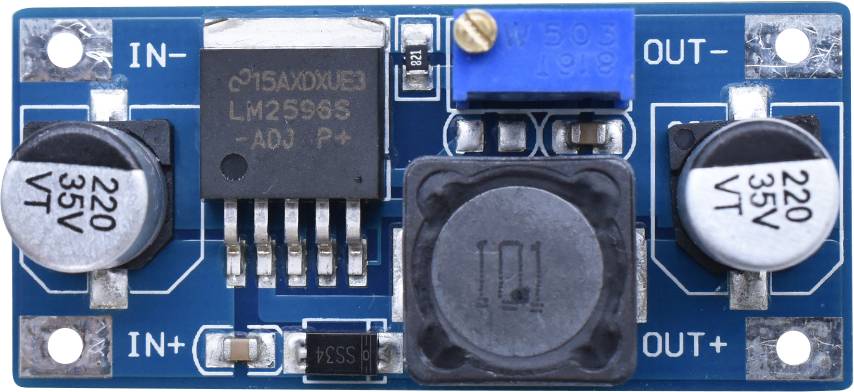 Ein Spannungsregler-Modul mit blauer Platine zeigt zwei große Kondensatoren, einen LM2596-Chip und ein Potentiometer zur Spannungsanpassung.