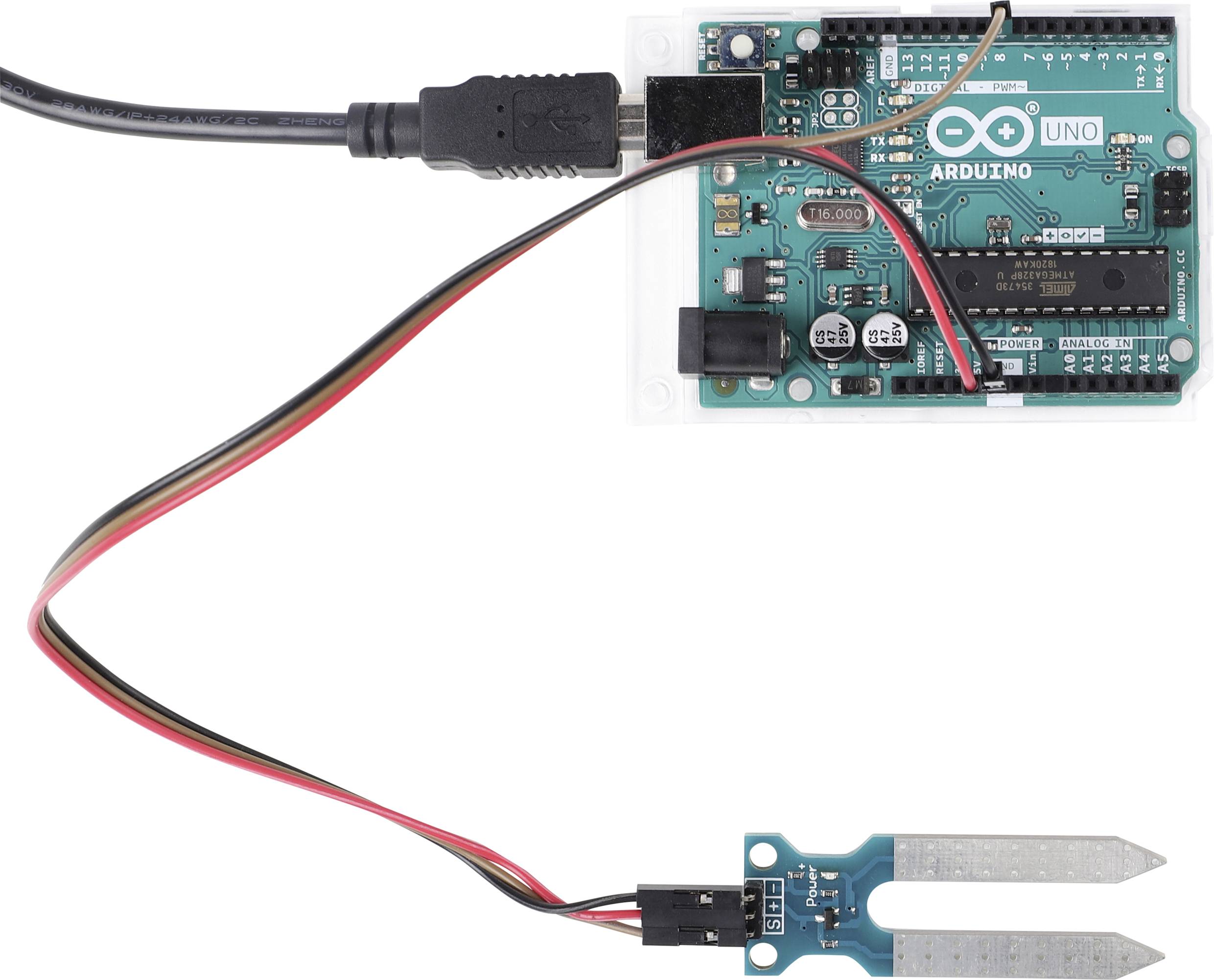 Abgebildet ist ein Arduino-UNO-Board mit Feuchtigkeitssensor, verbunden durch Kabel. Es wird zur Messung von Bodenfeuchtigkeit verwendet.