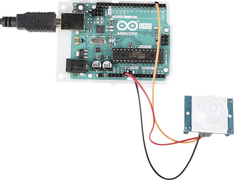 Arduino Uno-Platine verbunden mit einem Bewegungssensor über Kabel. LEDs, USB-Anschluss und Sensor erkennbar. Elektronikprojekt-Aufbau.