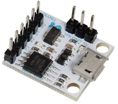 Eine weiße elektronische Platine mit mehreren schwarzen Pins und einem Micro-USB-Anschluss, verwendet für technische Anwendungen.